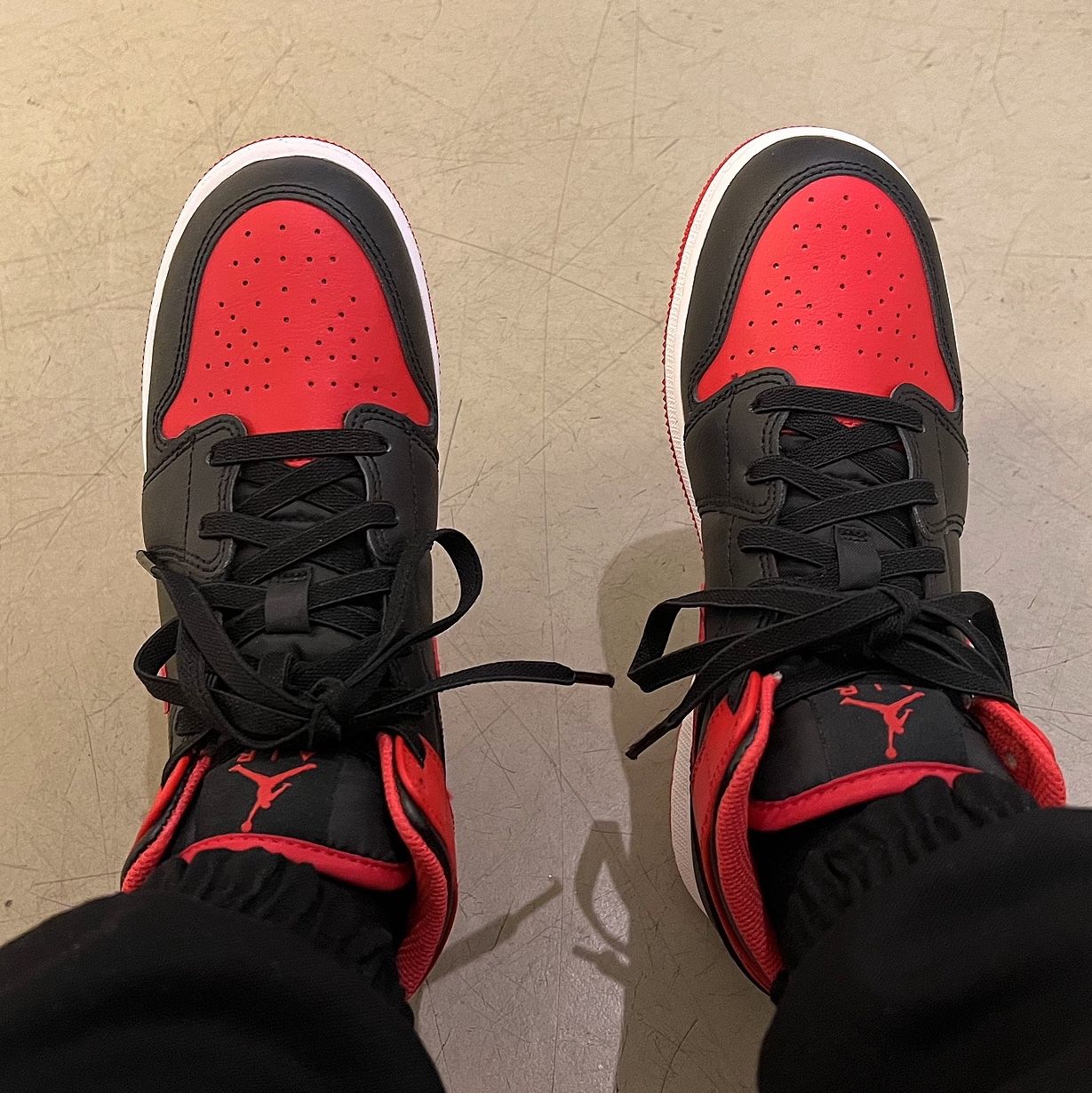 (GS) Jordan 1 Mid Black Fire Red 착용 스타일 - 2