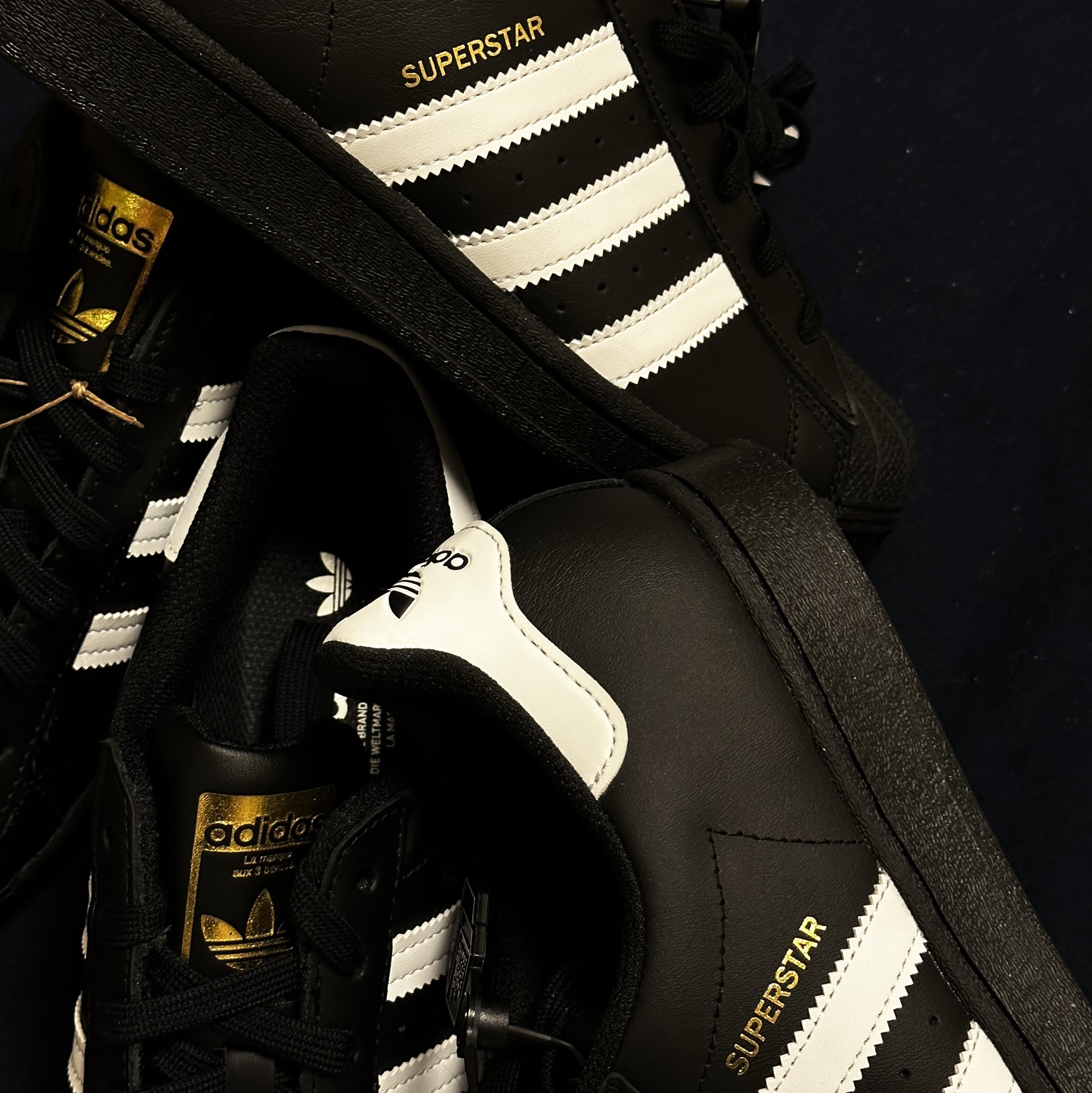Adidas Superstar Core Black White 착용 스타일 - 1