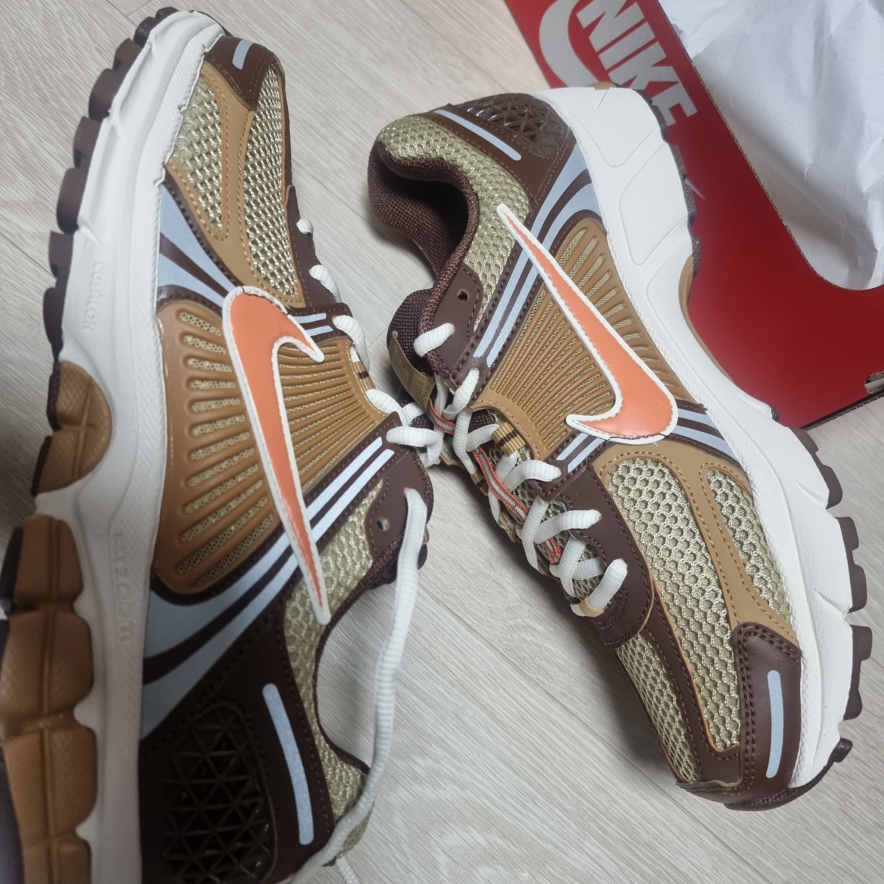 Nike Zoom Vomero 5 Wheat Grass and Cacao Wow 착용 스타일 - 1