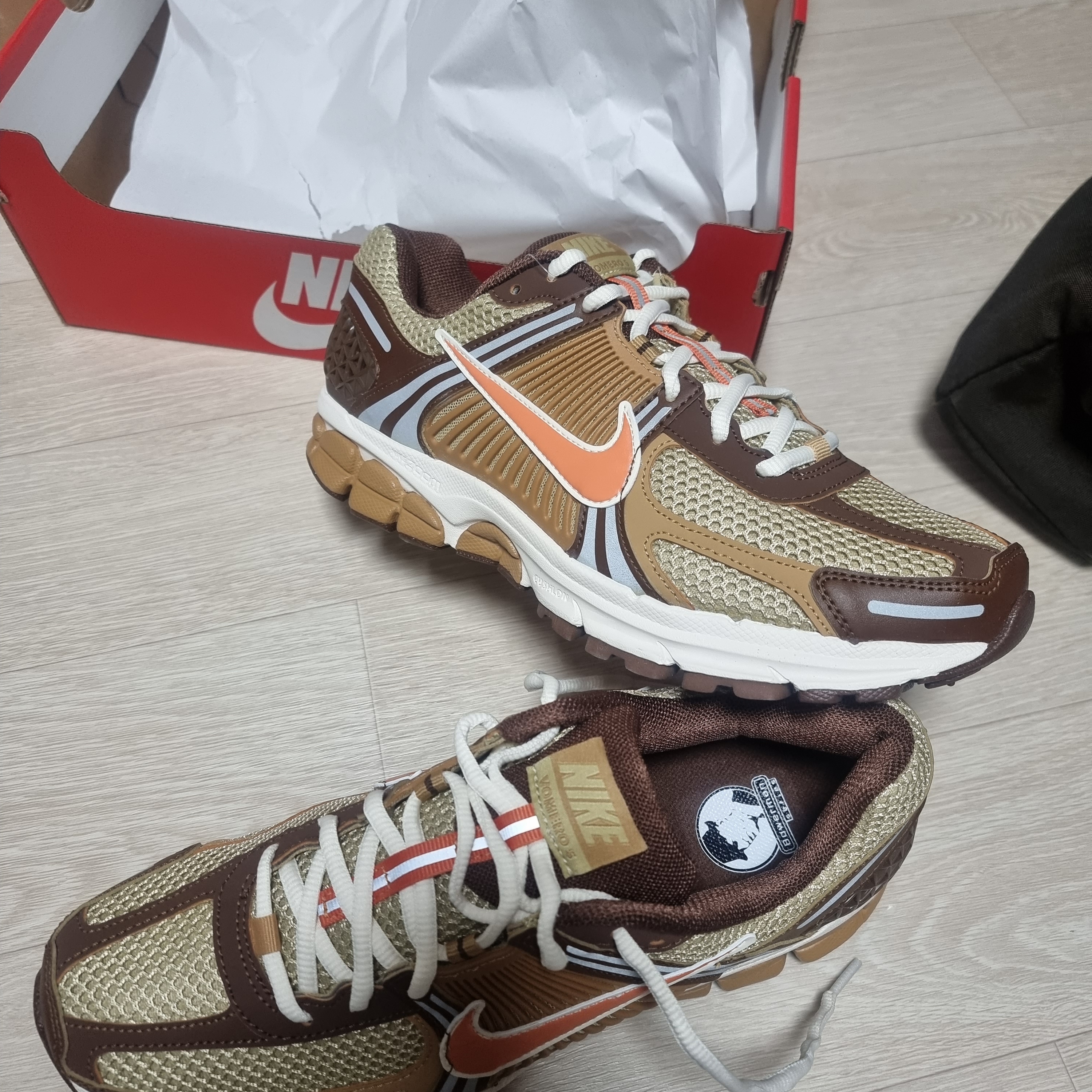 Nike Zoom Vomero 5 Wheat Grass and Cacao Wow 착용 스타일 - 2