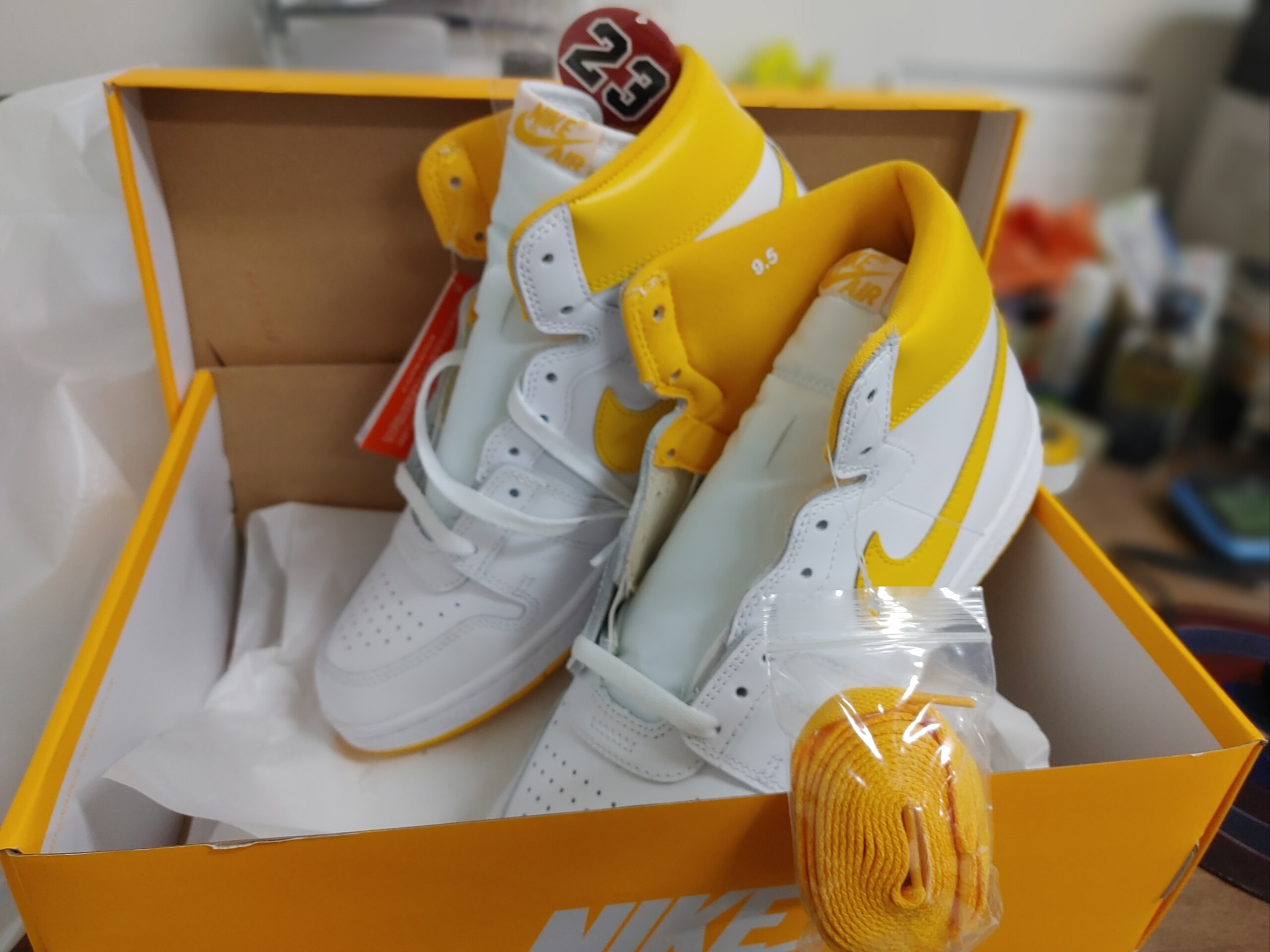 Jordan Air Ship SP White University Gold 착용 스타일 - 1