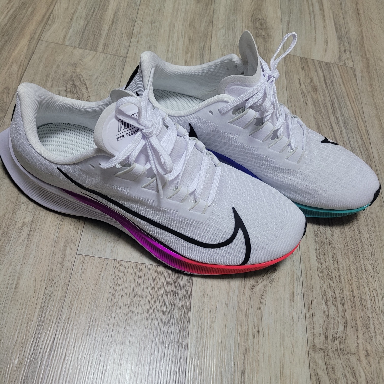 Nike Air Zoom Pegasus 37 White Hyper Violet 착용 스타일