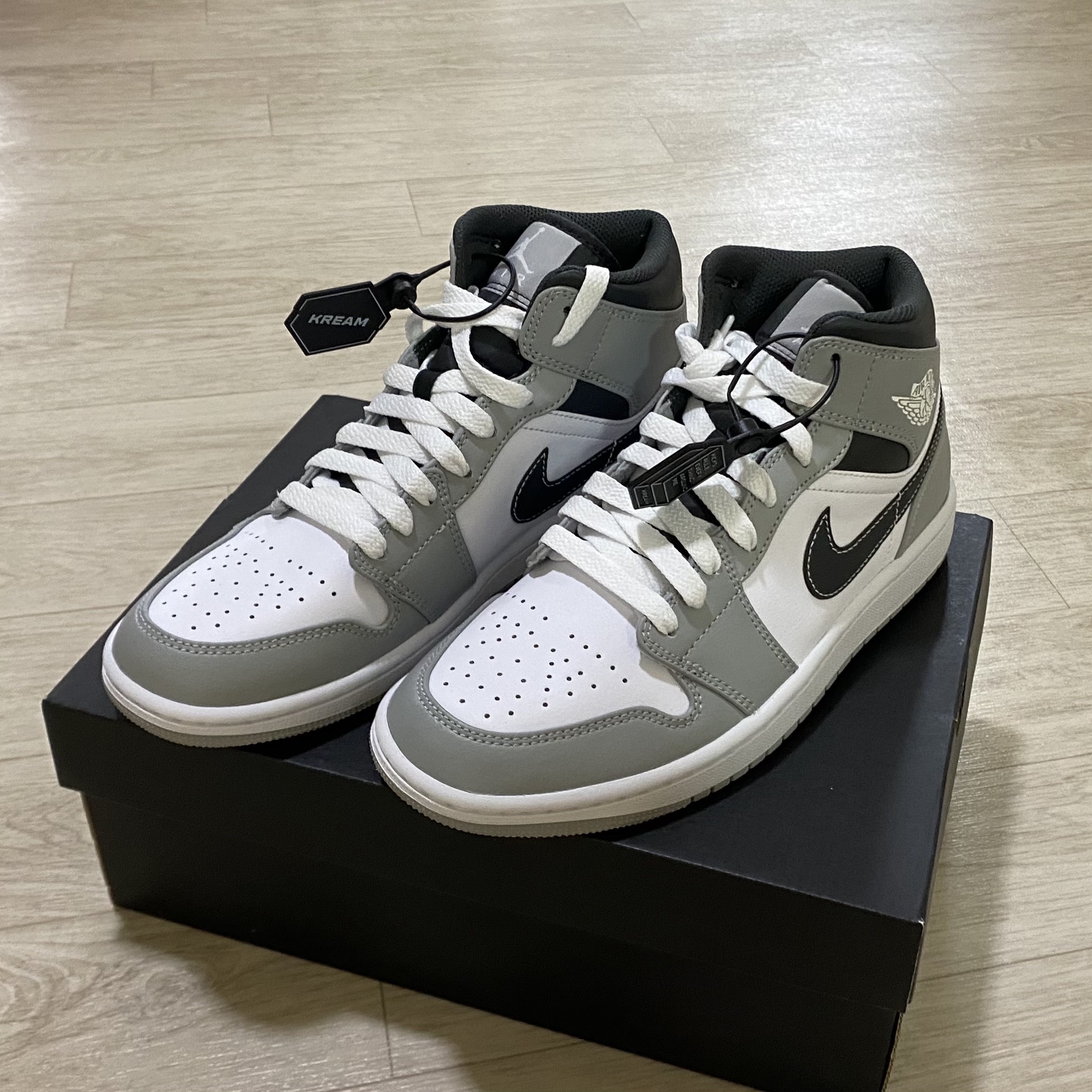 Jordan 1 Mid Light Smoke Grey Anthracite 착용 스타일 - 2
