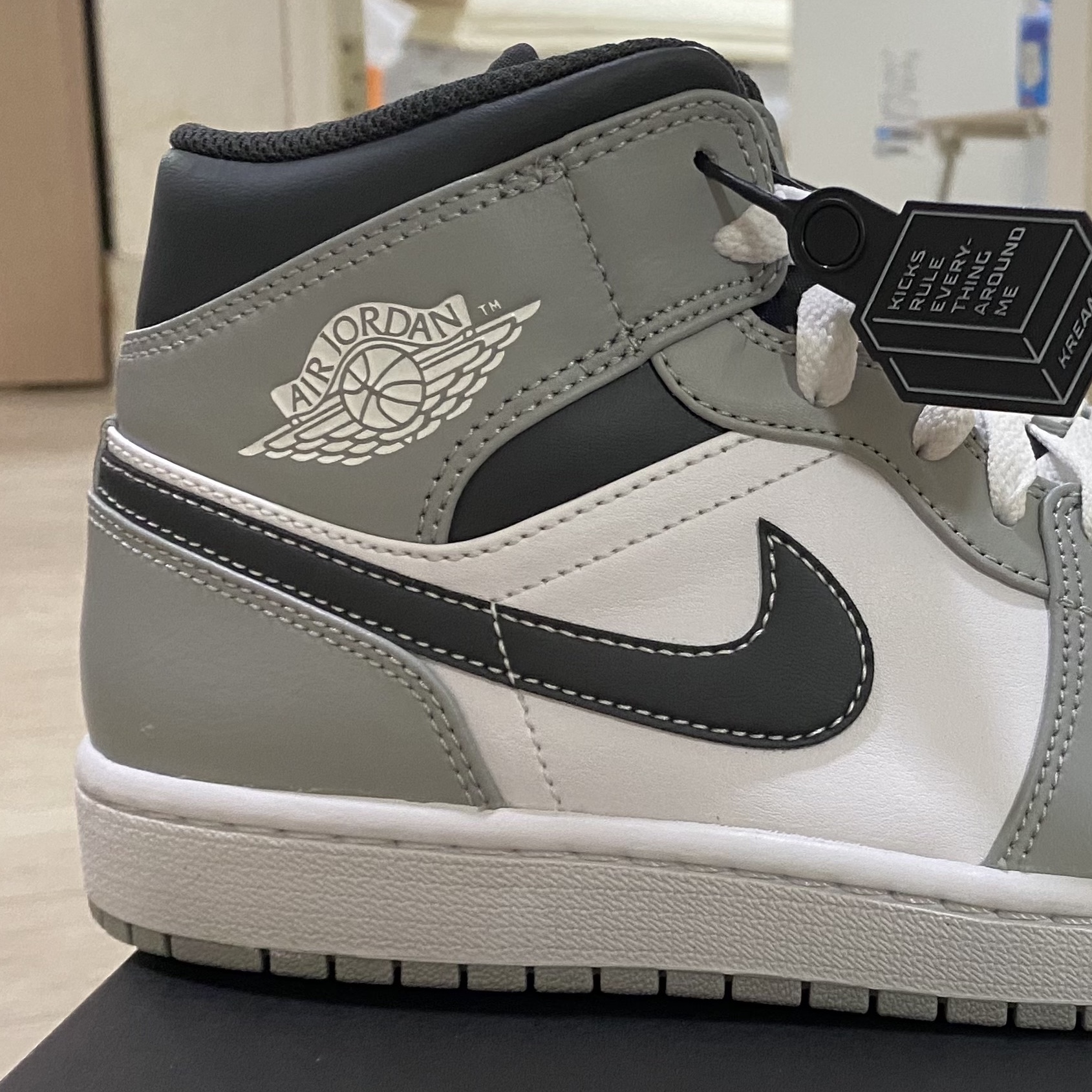 Jordan 1 Mid Light Smoke Grey Anthracite 착용 스타일 - 3