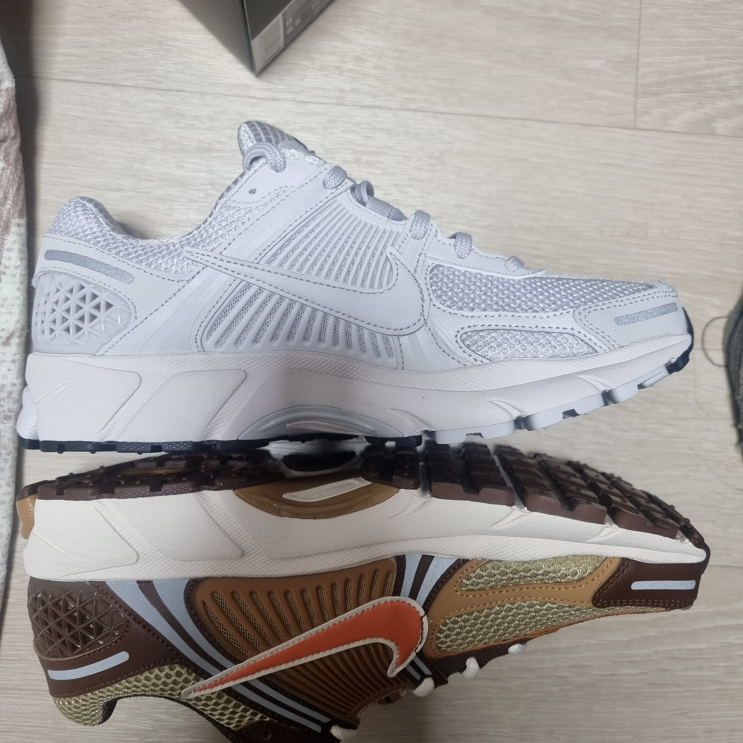 Nike Zoom Vomero 5 Wheat Grass and Cacao Wow 착용 스타일 - 3
