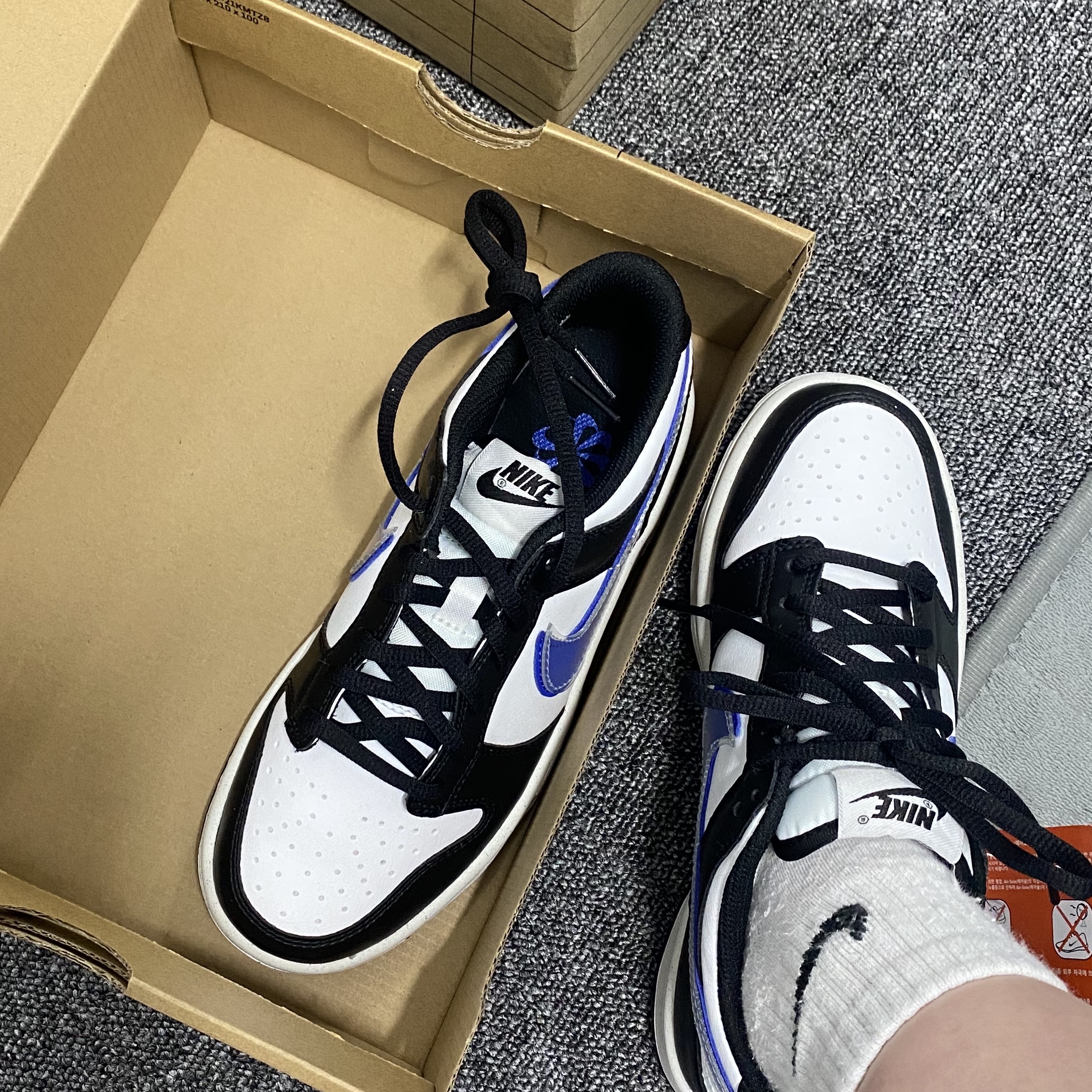 (GS) Nike Dunk Low Next Nature Black Hyper Royal 착용 스타일 - 2