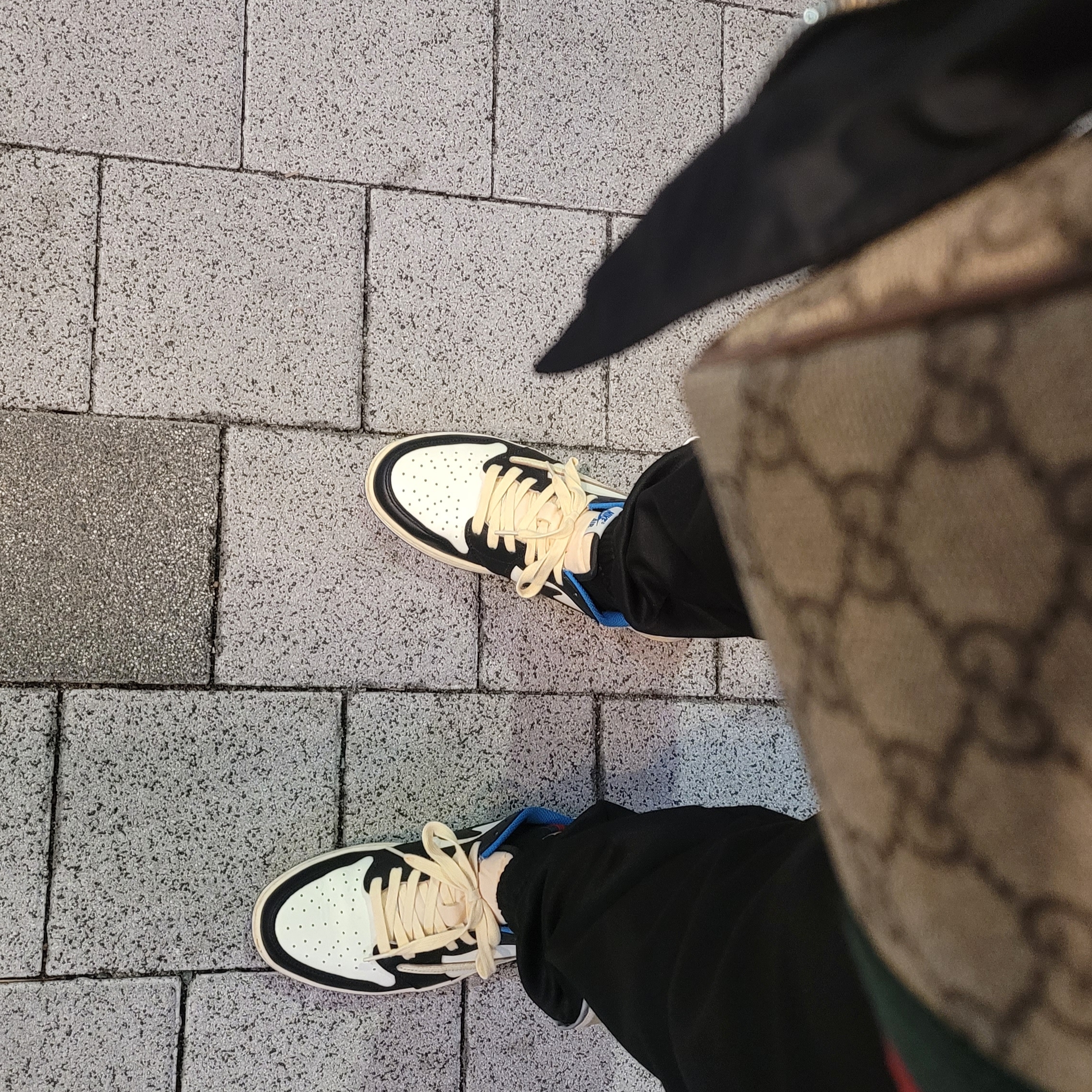 Jordan 1 x Travis Scott x Fragment Retro Low OG SP Military Blue, Gucci Ophidia GG Small Messenger Bag Beige Ebony 착용 스타일