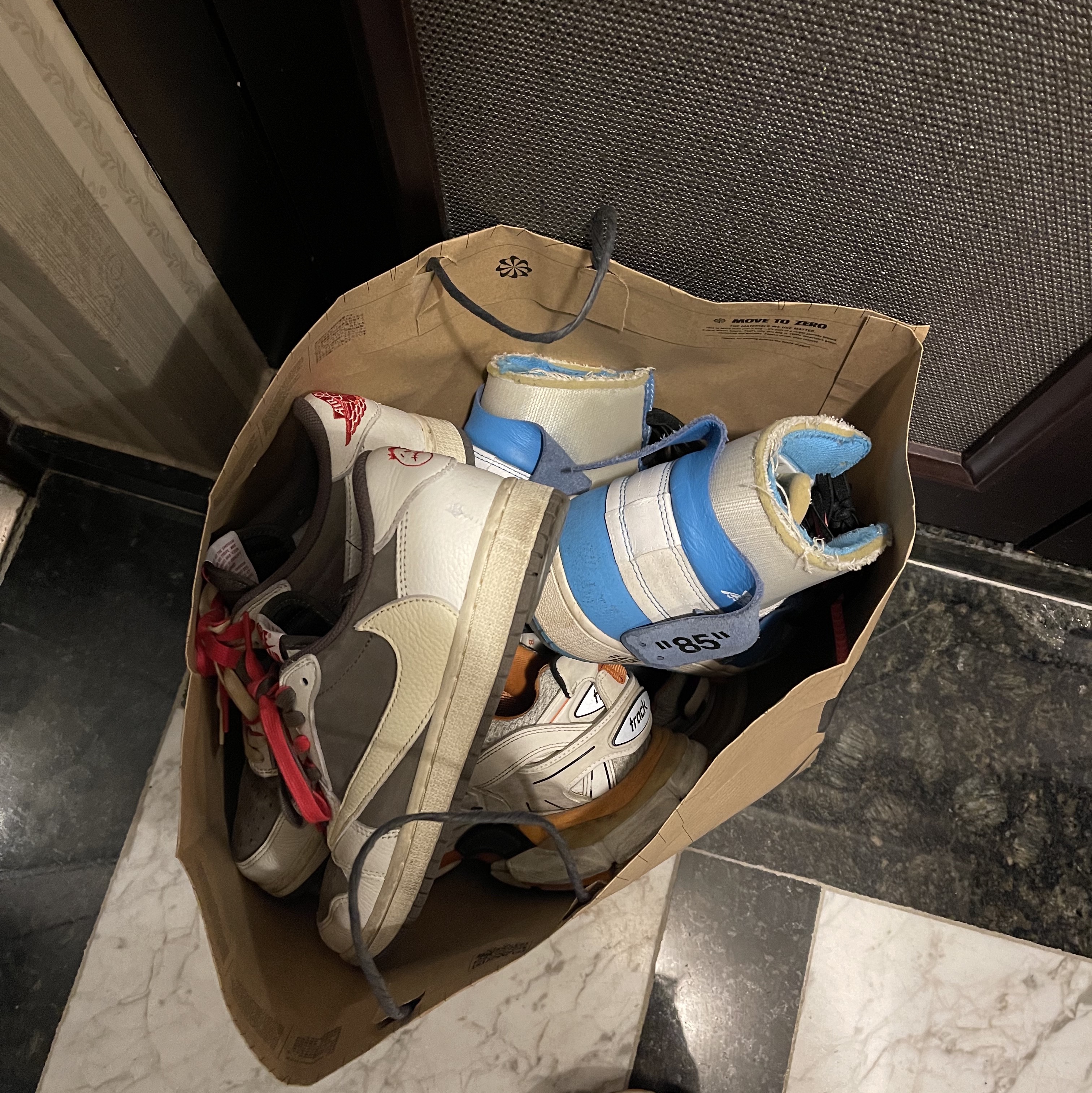 Jordan 1 x Travis Scott Retro Low OG SP Sail and Ridgerock, Jordan 1 x Off-White Retro High University Blue 착용 스타일