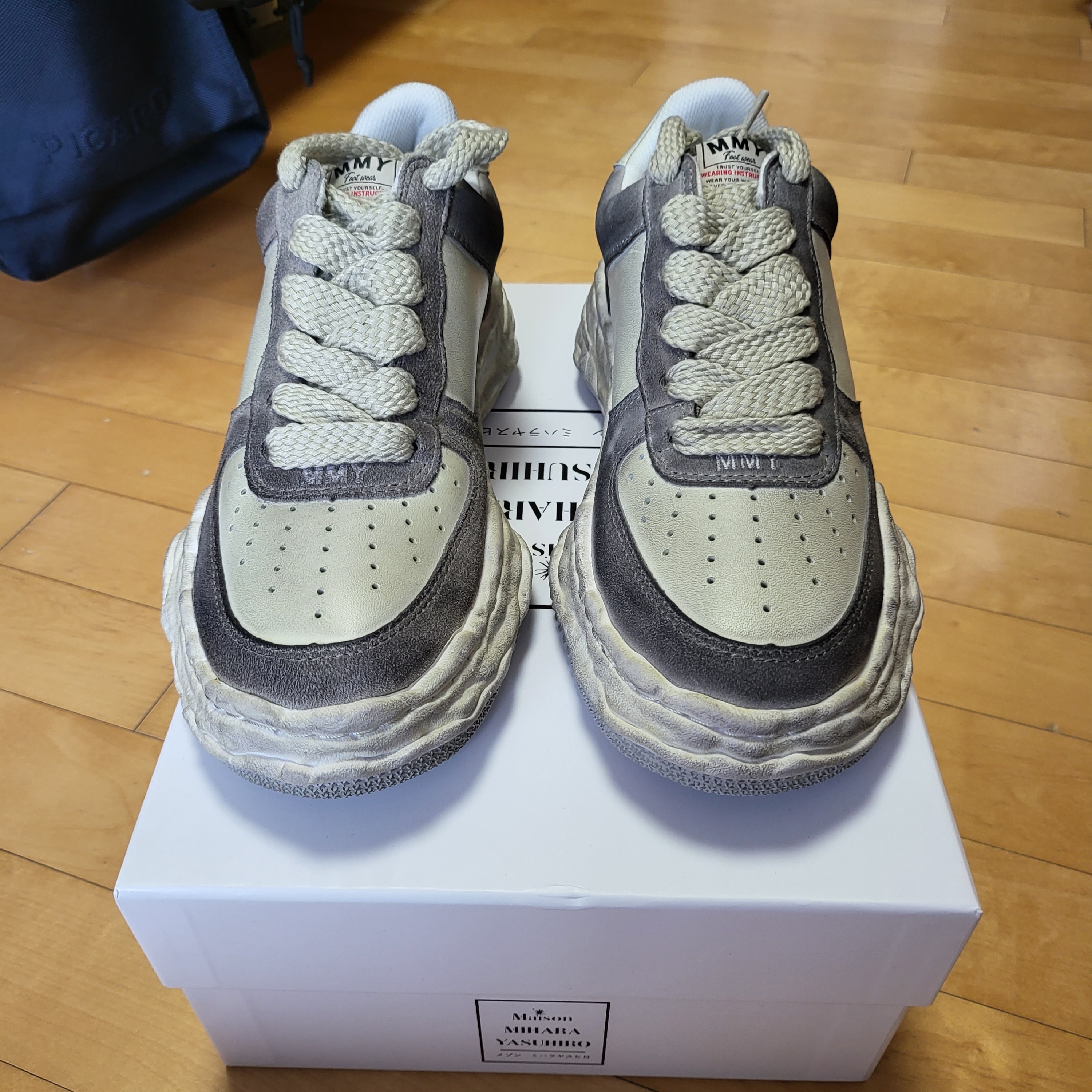 Maison Mihara Yasuhiro Wayne OG Sole Distressed Leather Low-top Sneaker White 착용 스타일 - 2