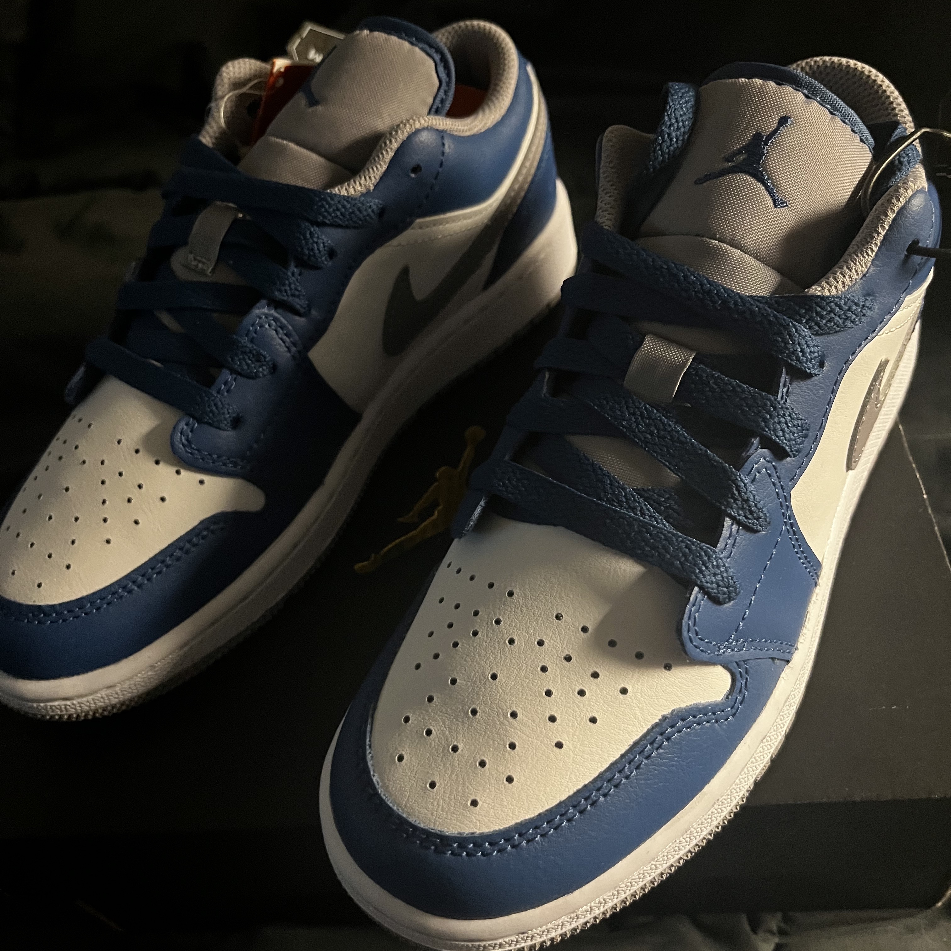 (GS) Jordan 1 Low True Blue Cement Grey 착용 스타일 - 1