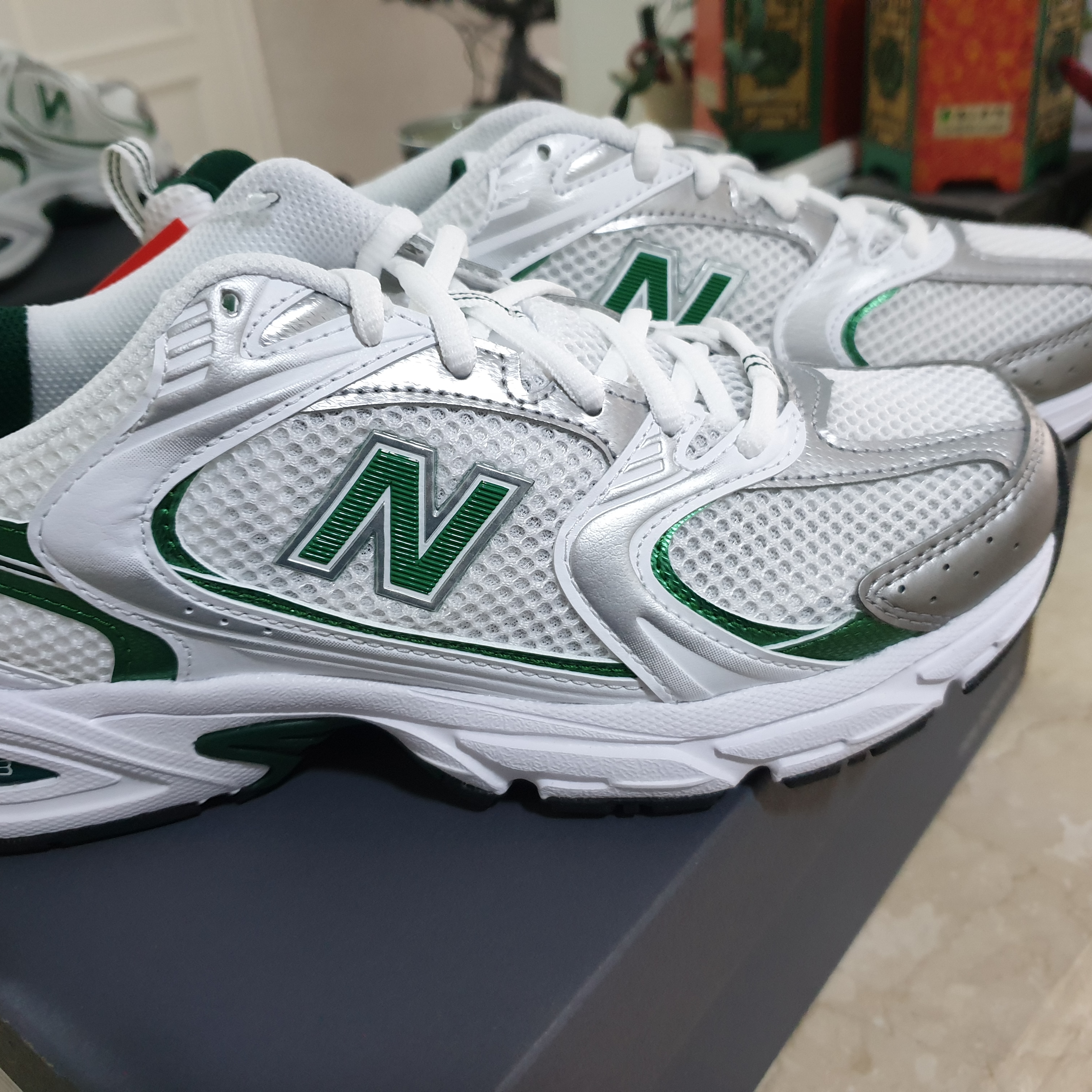 New Balance 530 White Nightwatch Green 착용 스타일