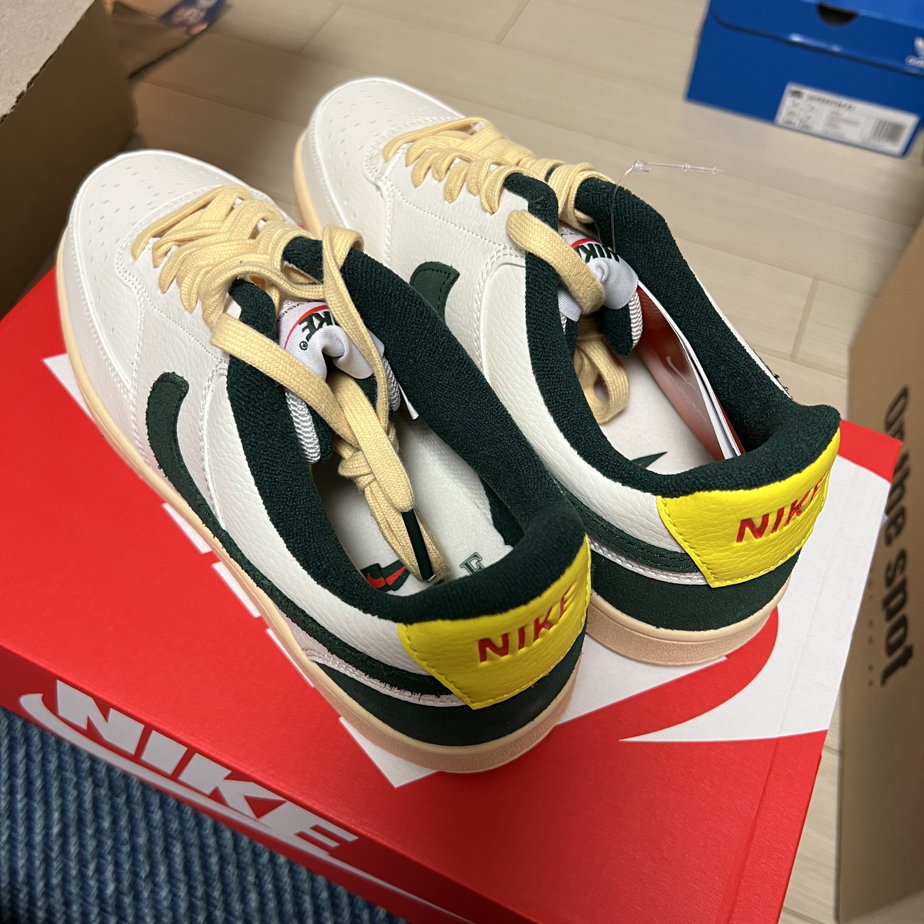 Nike Court Vision Low Green Sail 착용 스타일