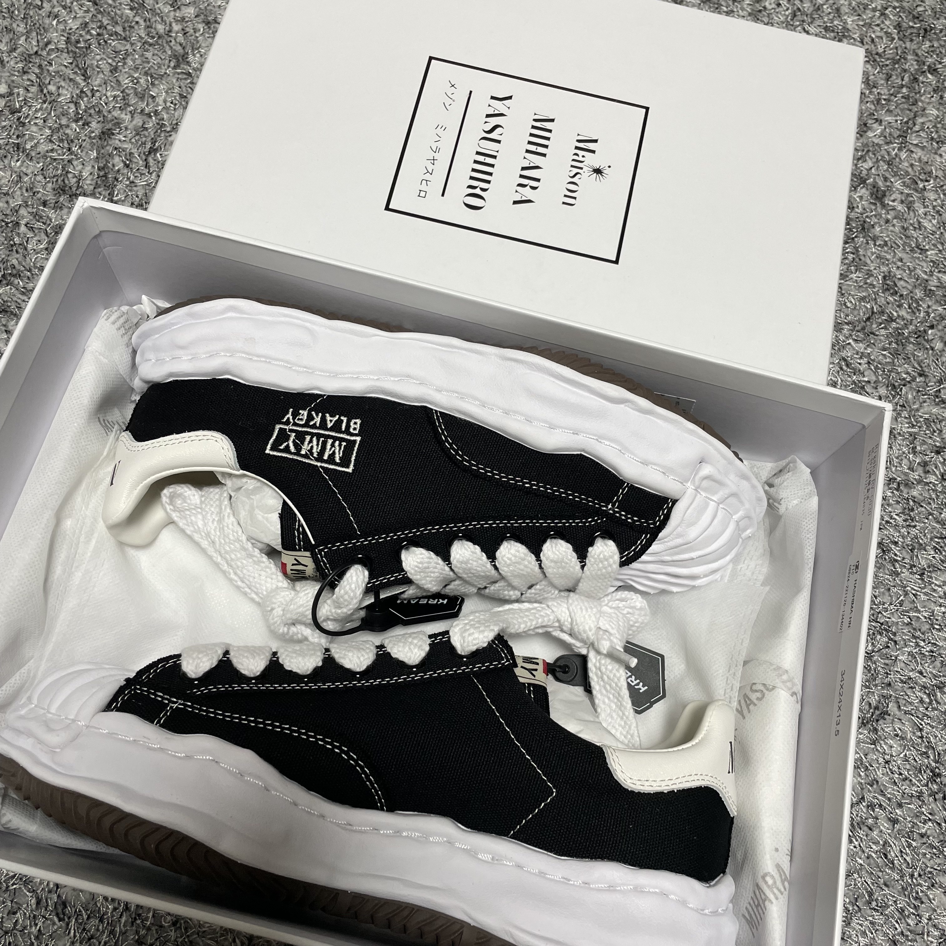 Maison Mihara Yasuhiro Blakey OG Sole Canvas Low-top Sneakers Black White 착용 스타일 - 2