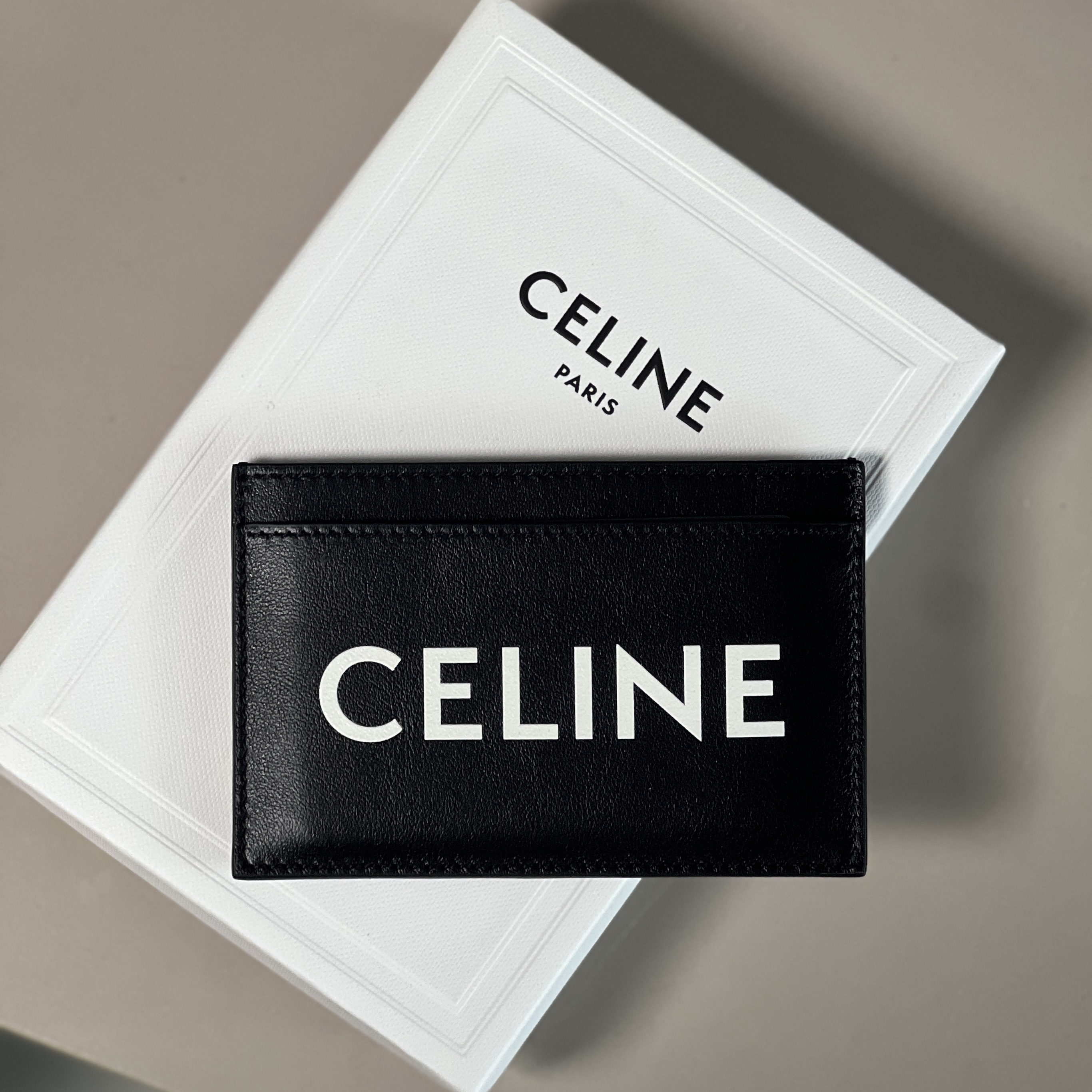 Celine Card Holder Black 착용 스타일