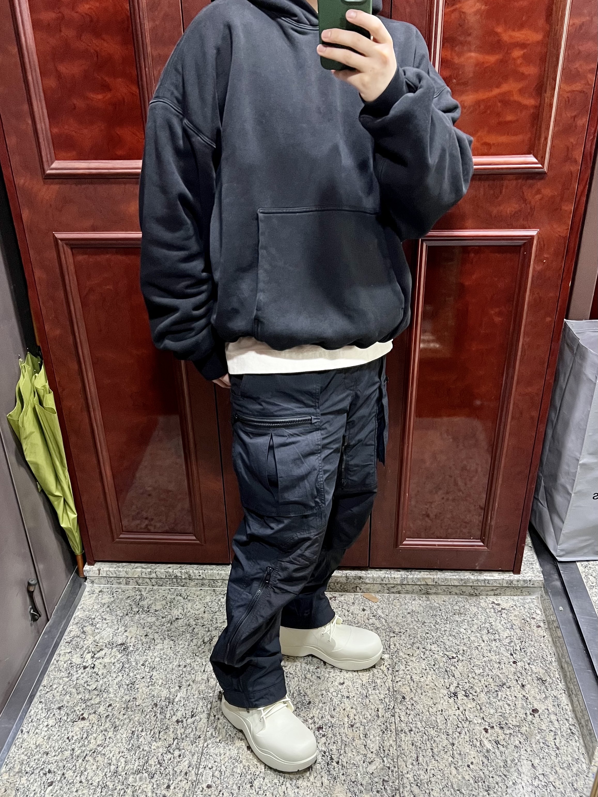 Yeezy Gap Hoodie Black, Bottega Veneta Puddle Lace-Up Ankle Boots Sea Salt 착용 스타일 - 1