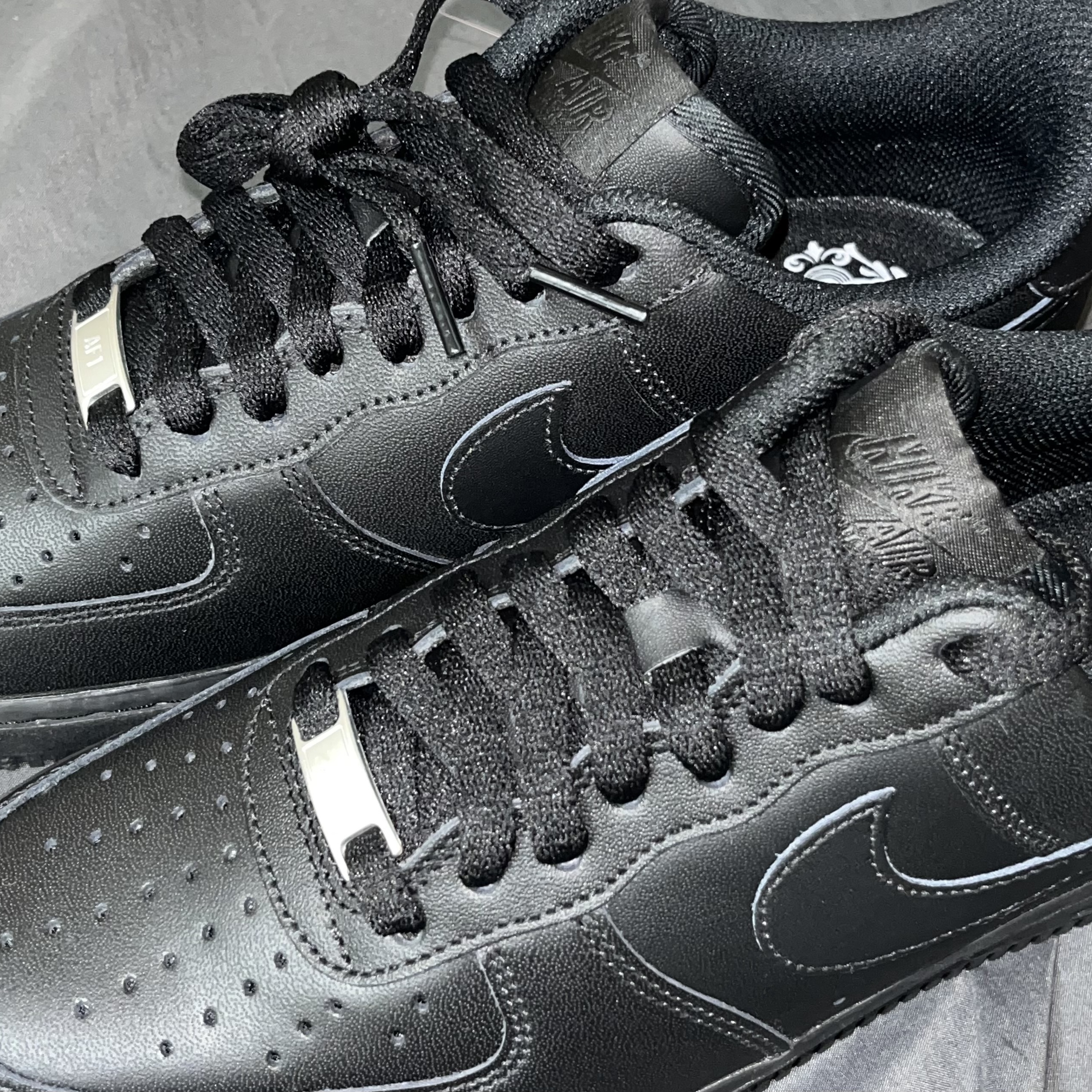 Nike Air Force 1 '07 Low Triple Black 착용 스타일 - 2