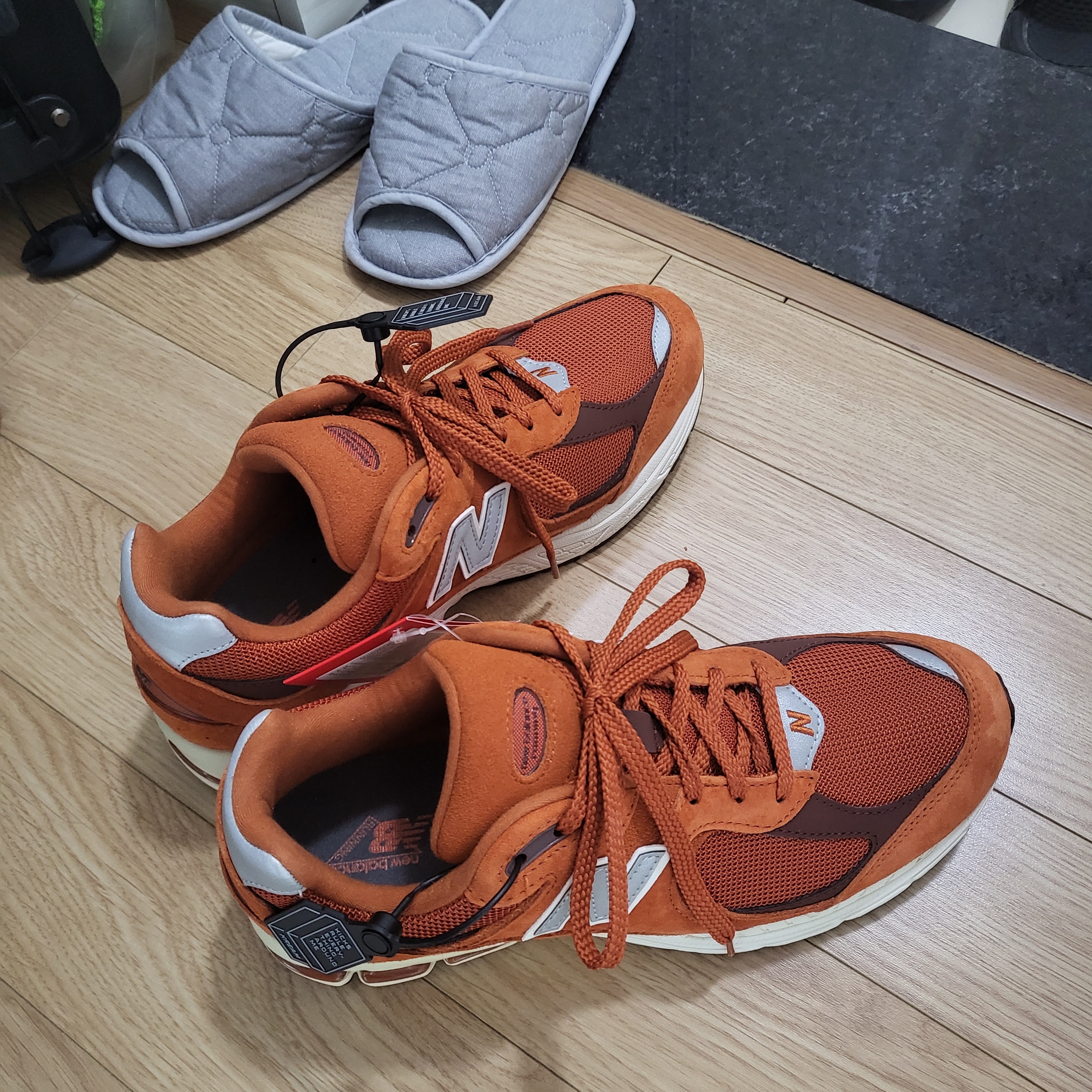 New Balance 2002R Rust Oxide 착용 스타일