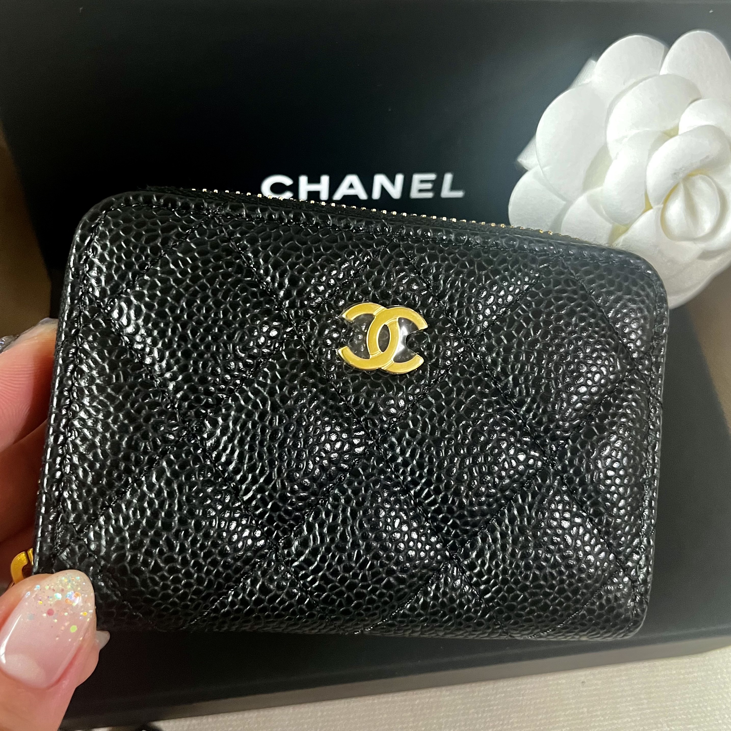 Chanel Classic Zipped Coin Purse Grained Calfskin & Gold Black 착용 스타일 - 2