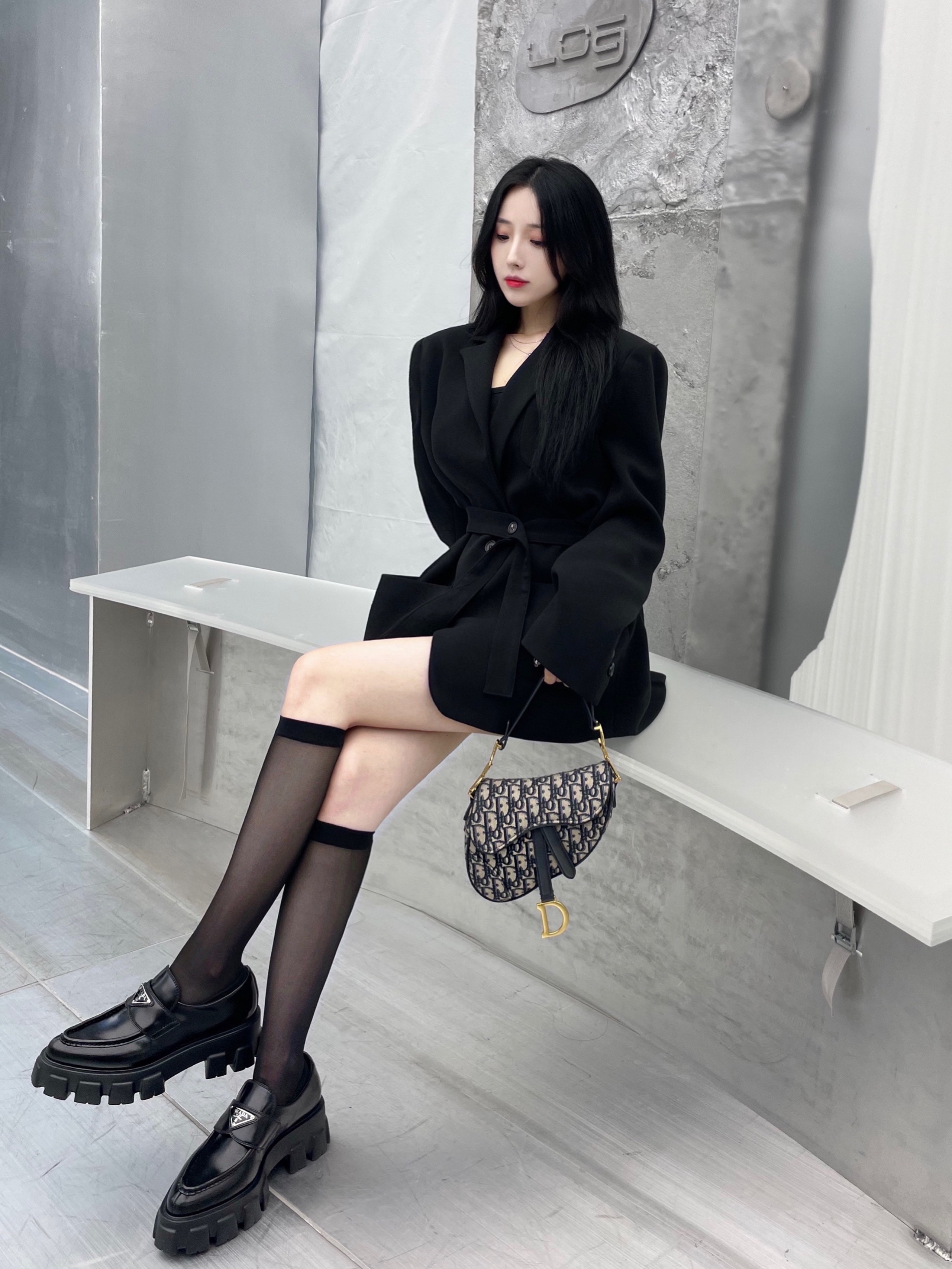 Dior Mini Saddle Bag Blue Dior Oblique Jacquard, (W) Prada Monolith Pointy Brushed Leather Loafers Black 착용 스타일