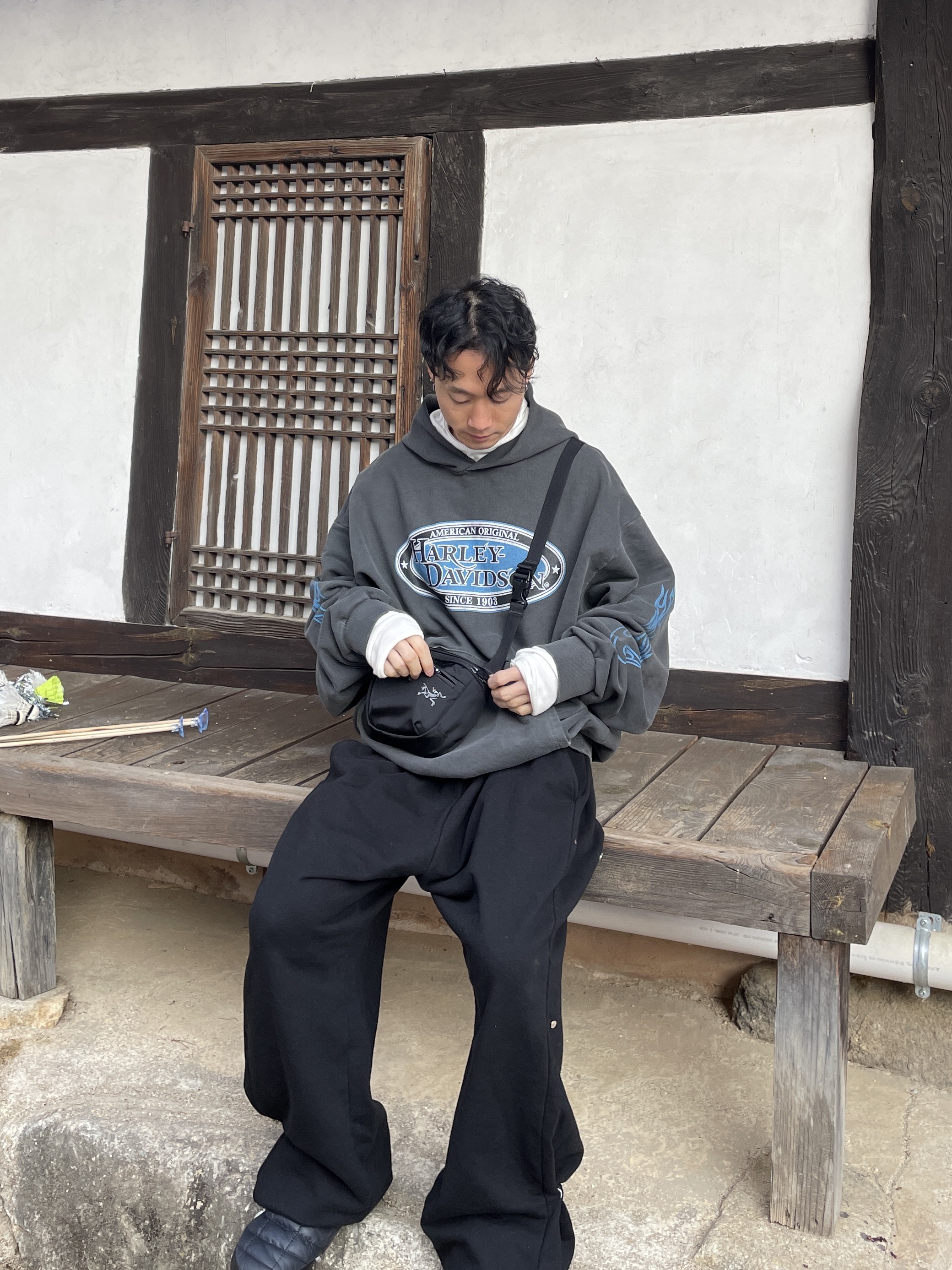 The North Face Thermoball Traction Mule V Black, Arc'teryx Mantis 1 Waistpack Black 착용 스타일
