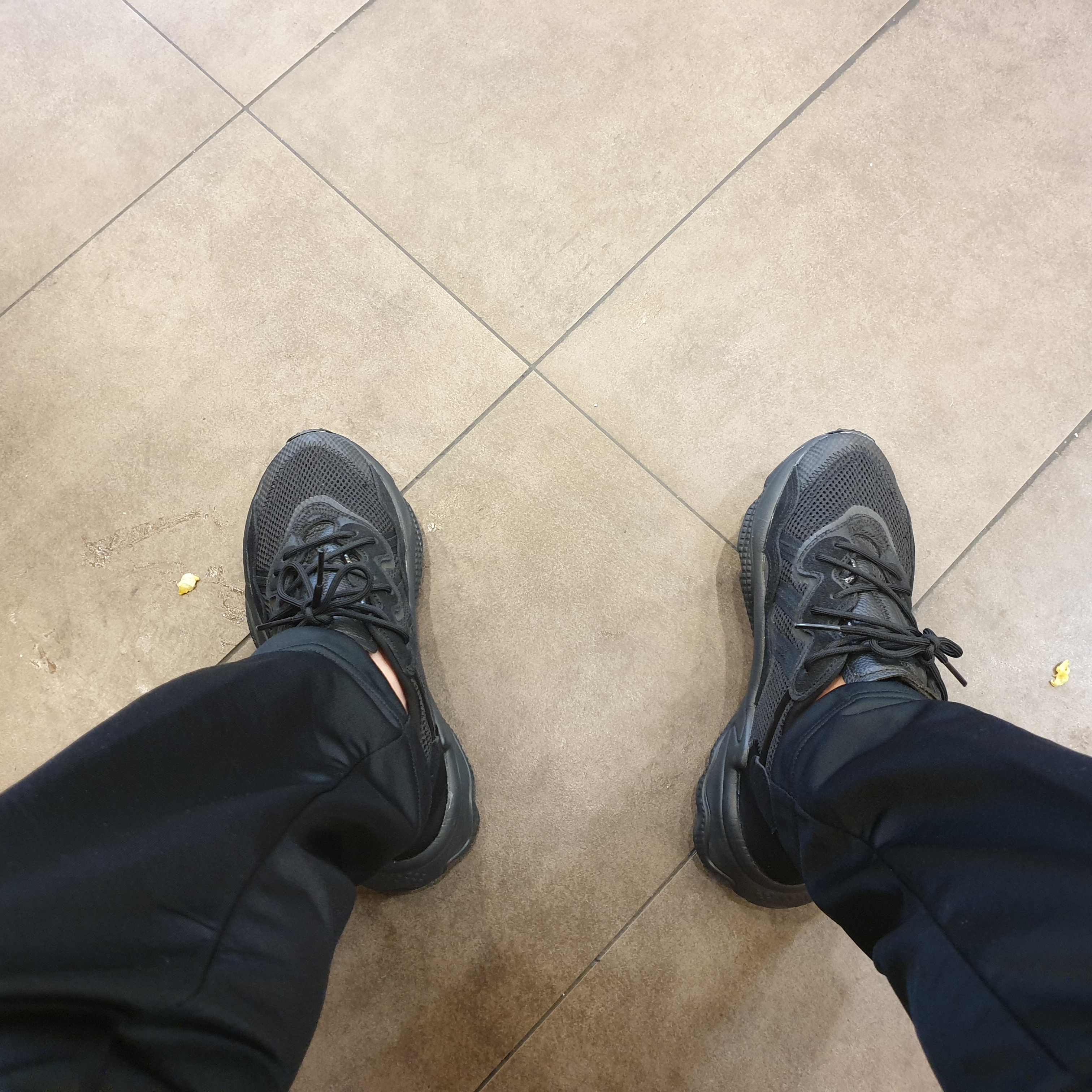 Adidas Ozweego Core Black 착용 스타일