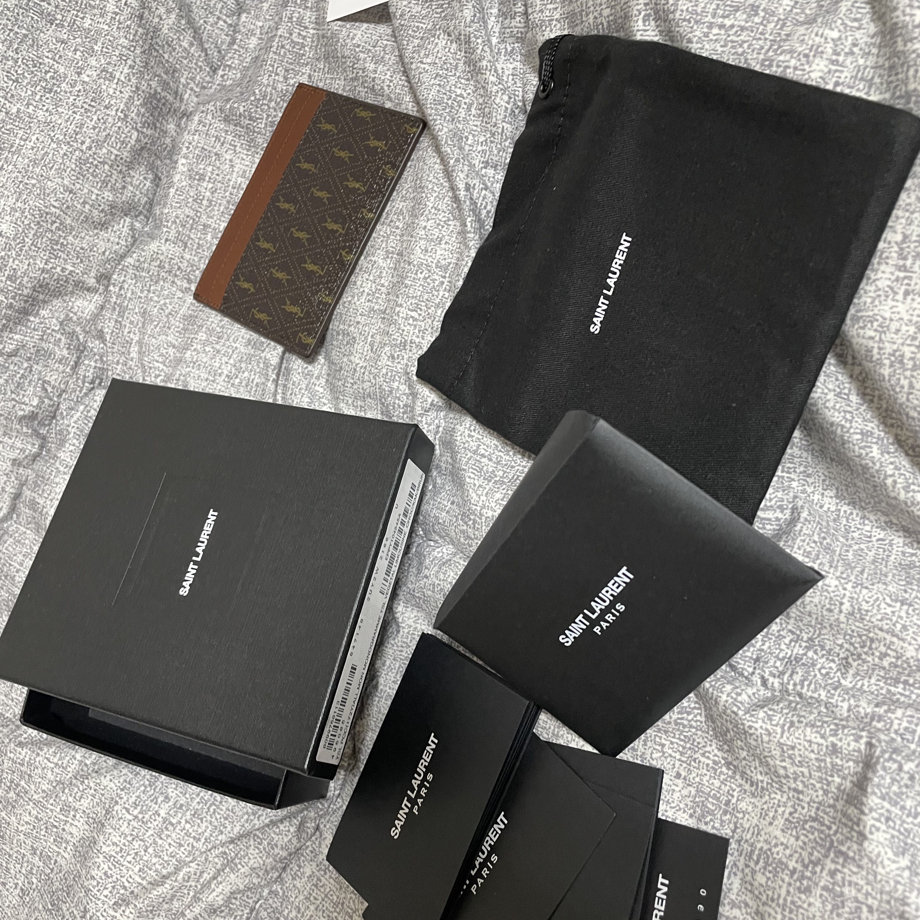 Saint Laurent Le Monogramme Card Holder in Saint Laurent Monogram Canvas Chestnut 착용 스타일