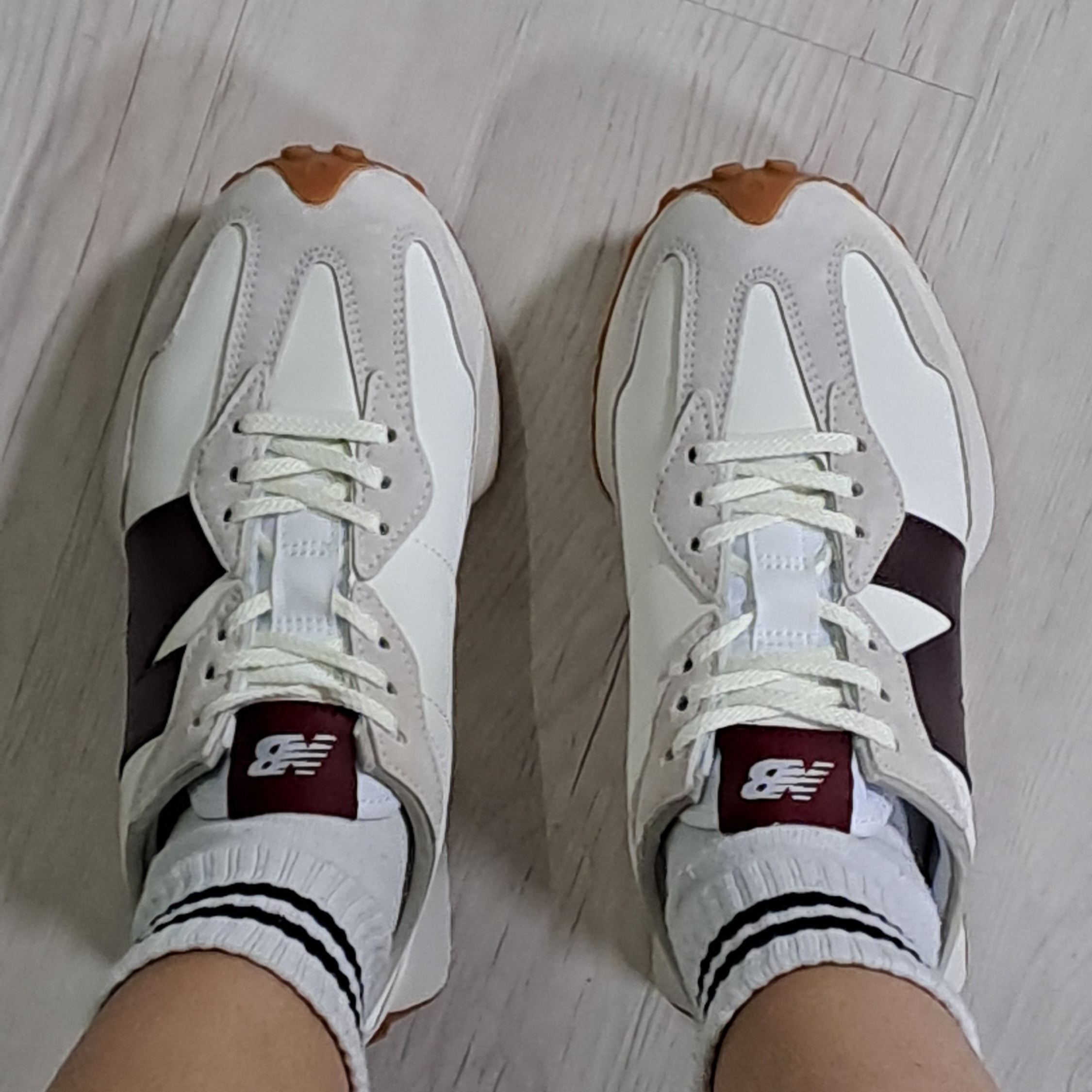 (W) New Balance 327 Burgundy 착용 스타일 - 3
