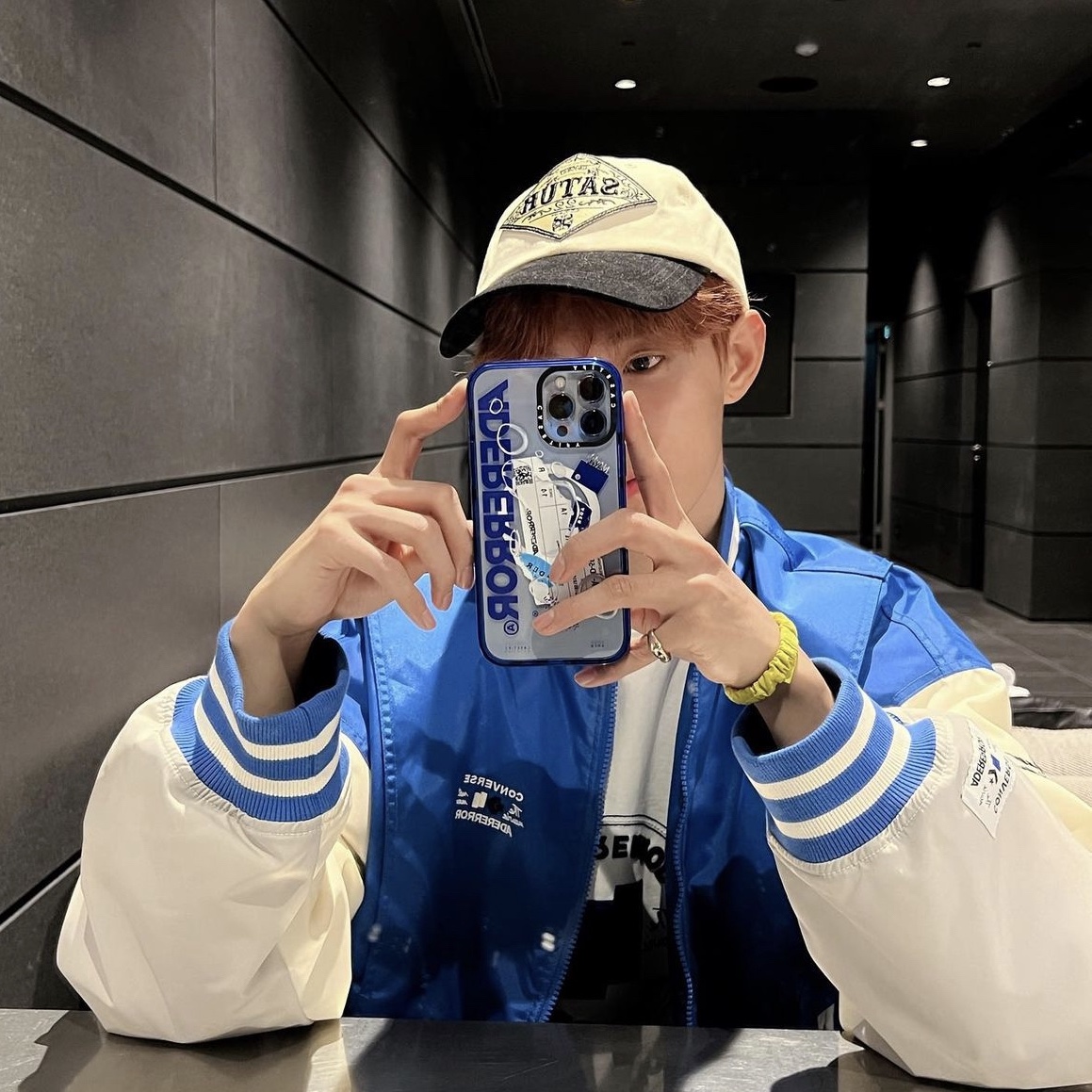 Converse x Ader Error Shapes Varsity Jacket Cobalt, Casetify x Ader Error iPhone Sticker Magsafe Case Clear 착용 스타일 - 1