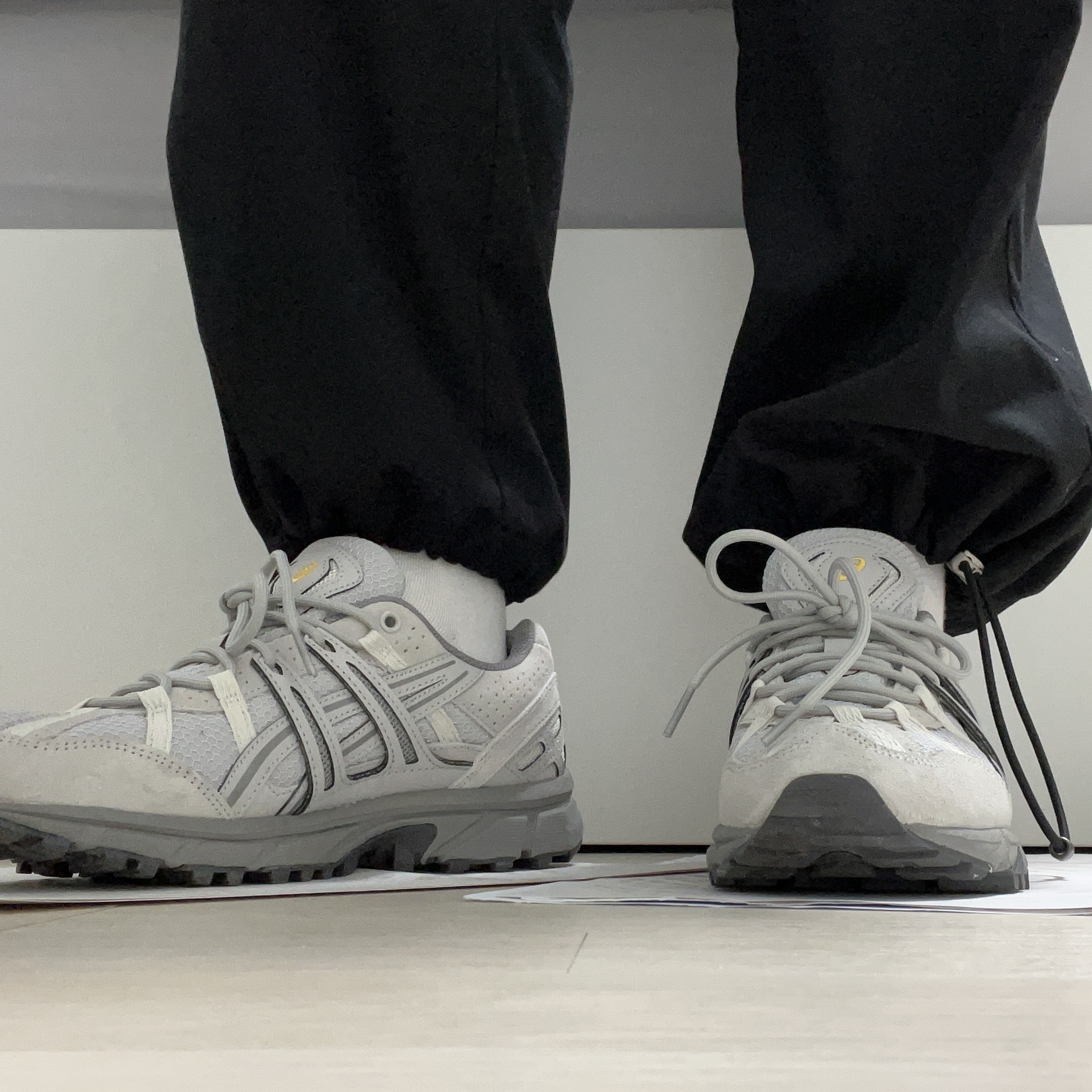 Asics Gel-Sonoma 15-50 Oyster Grey 착용 스타일
