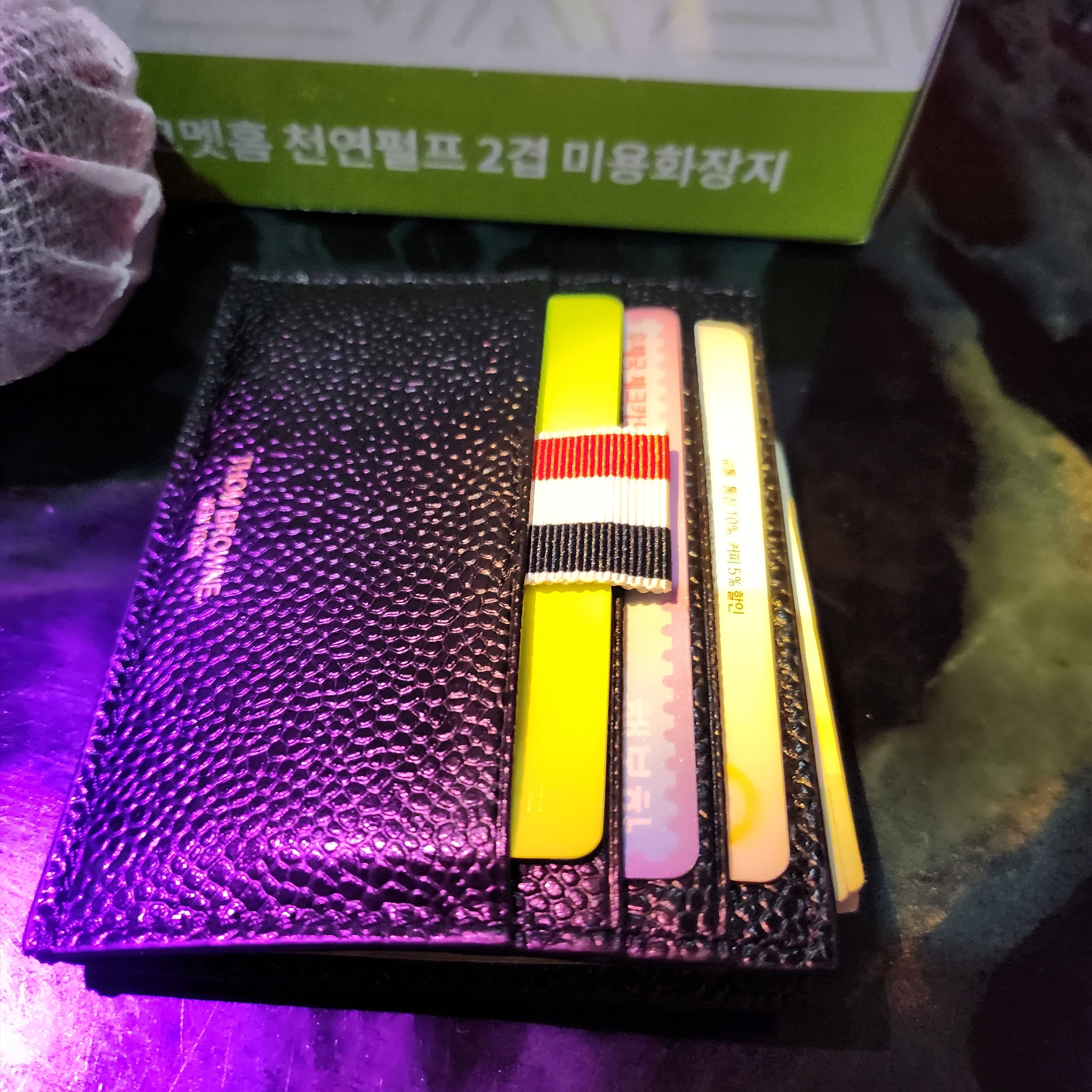 Thom Browne Pebble Grain Leather Stripe Note Compartment Card Holder Black 착용 스타일