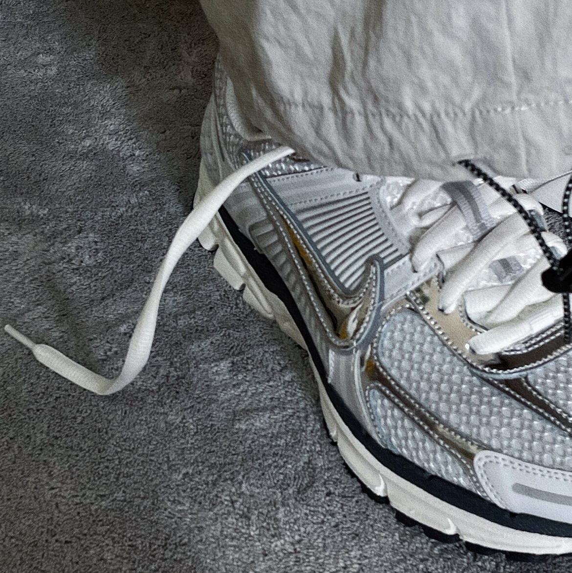 (W) Nike Zoom Vomero 5 Photon Dust and Metallic Silver 착용 스타일 - 2