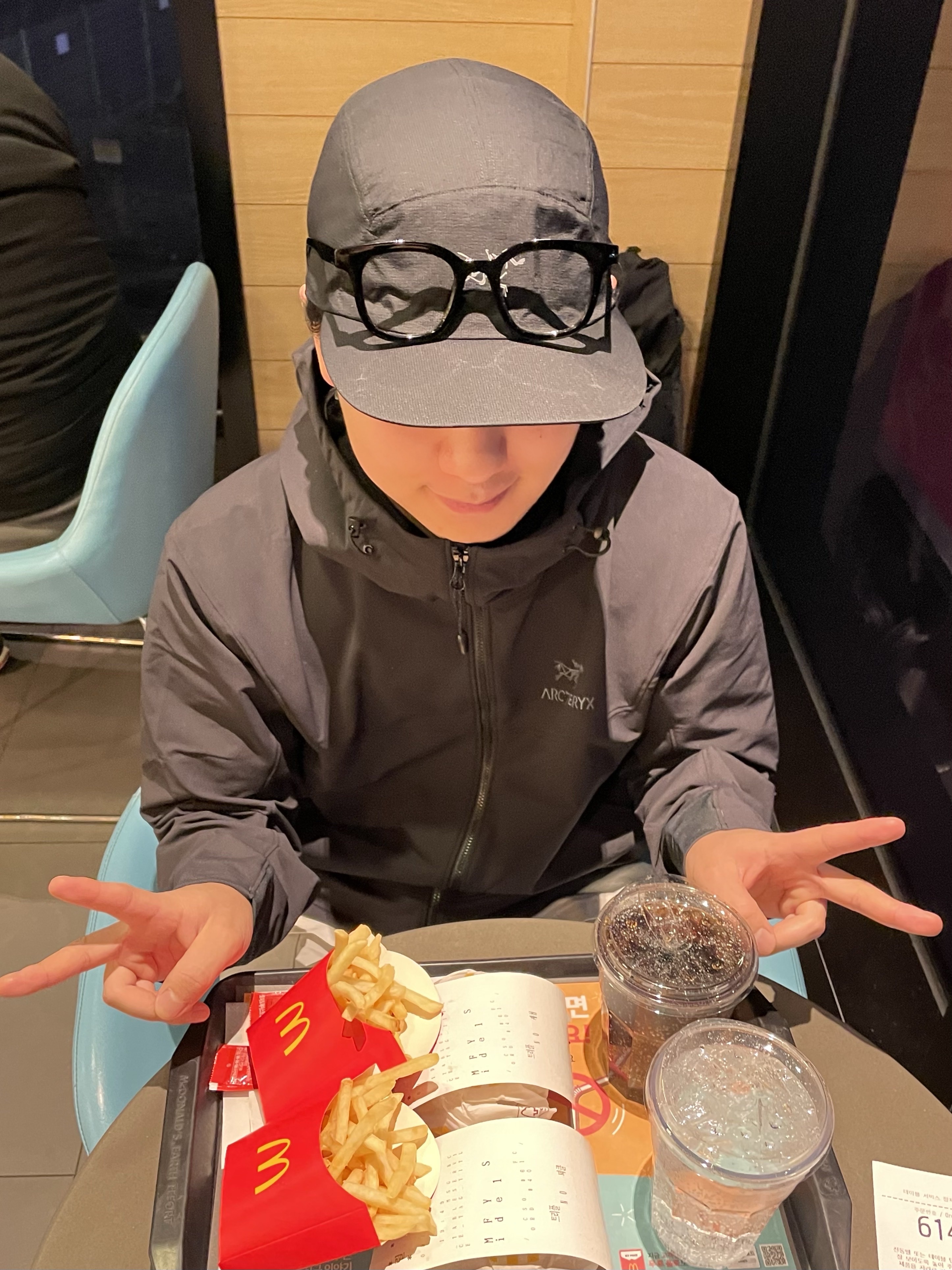 Arc'teryx Gamma LT Hoody Black, Arc'teryx Norvan Cap Black 착용 스타일 - 3