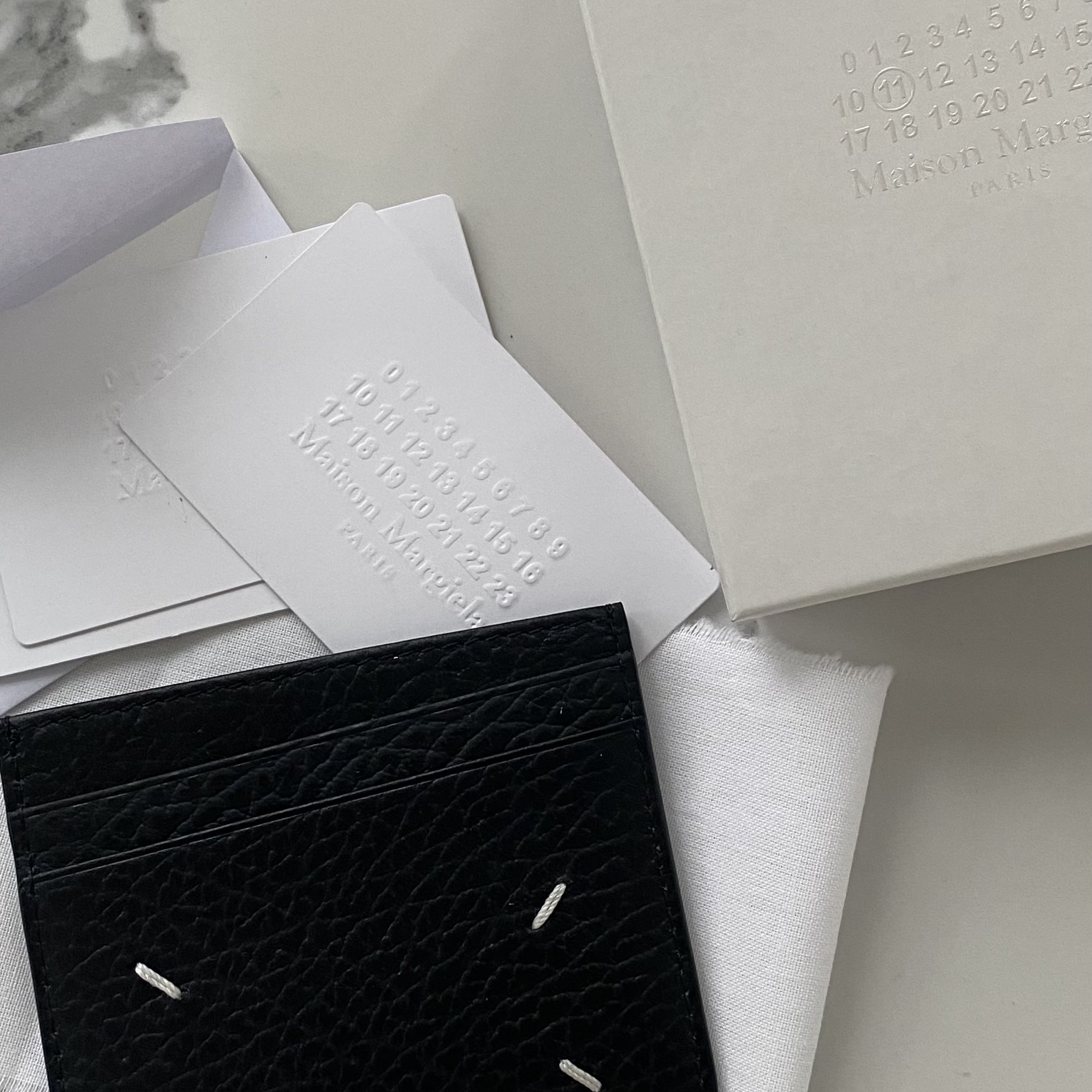 Maison Margiela Stitch Card Holder Black 착용 스타일