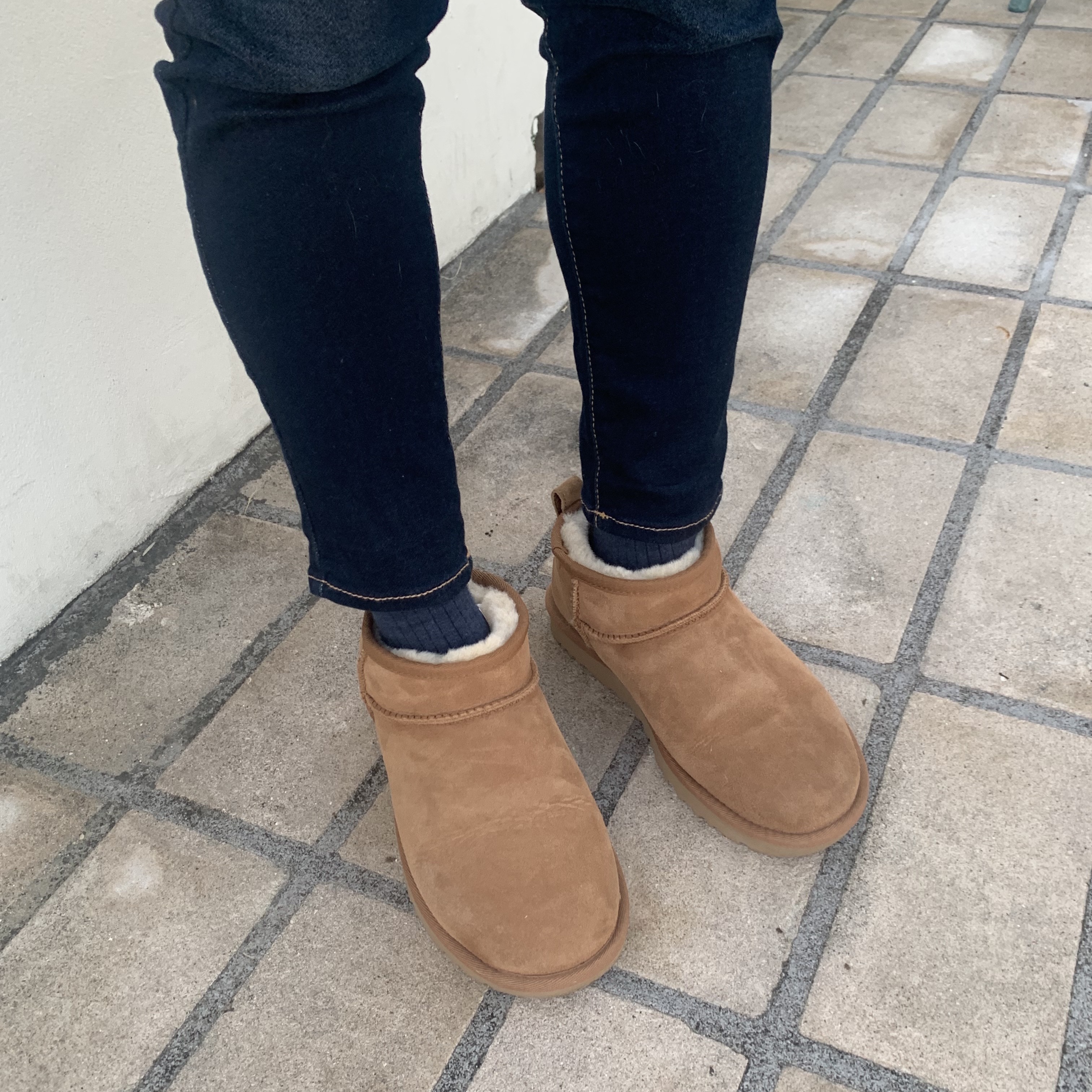 (W) UGG Classic Ultra Mini Boots Chestnut 착용 스타일 - 2