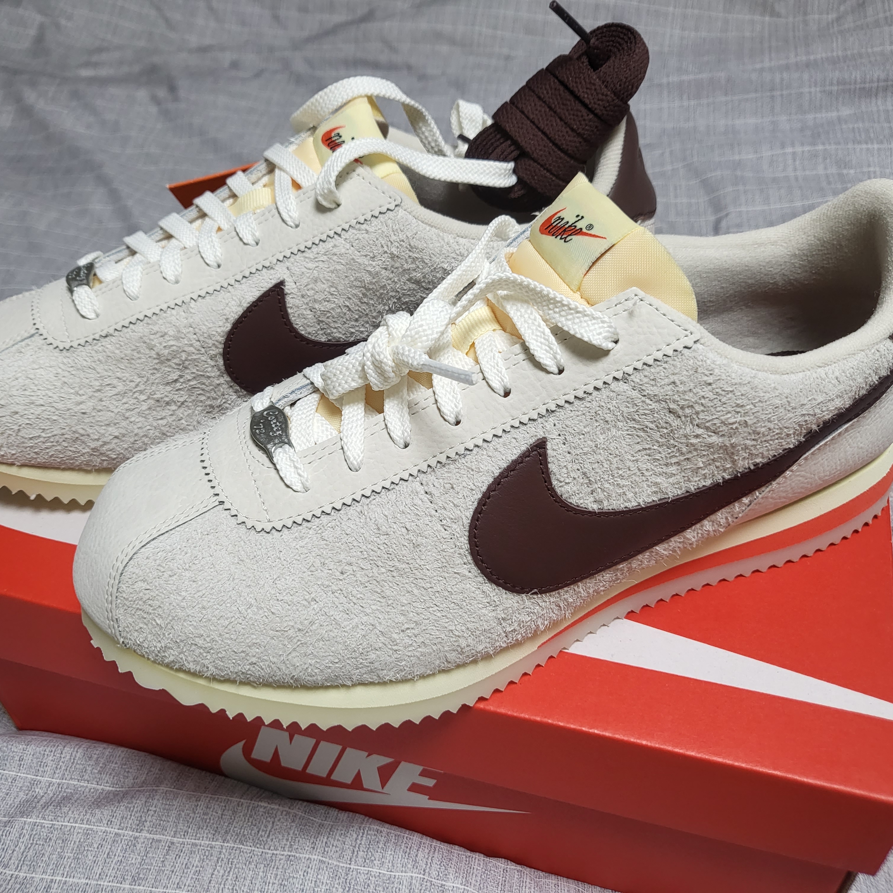 (W) Nike Cortez 23 Orewood Brown and Earth 착용 스타일 - 1