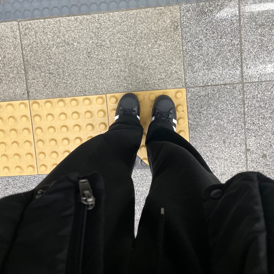 Adidas Superstar Core Black White 착용 스타일