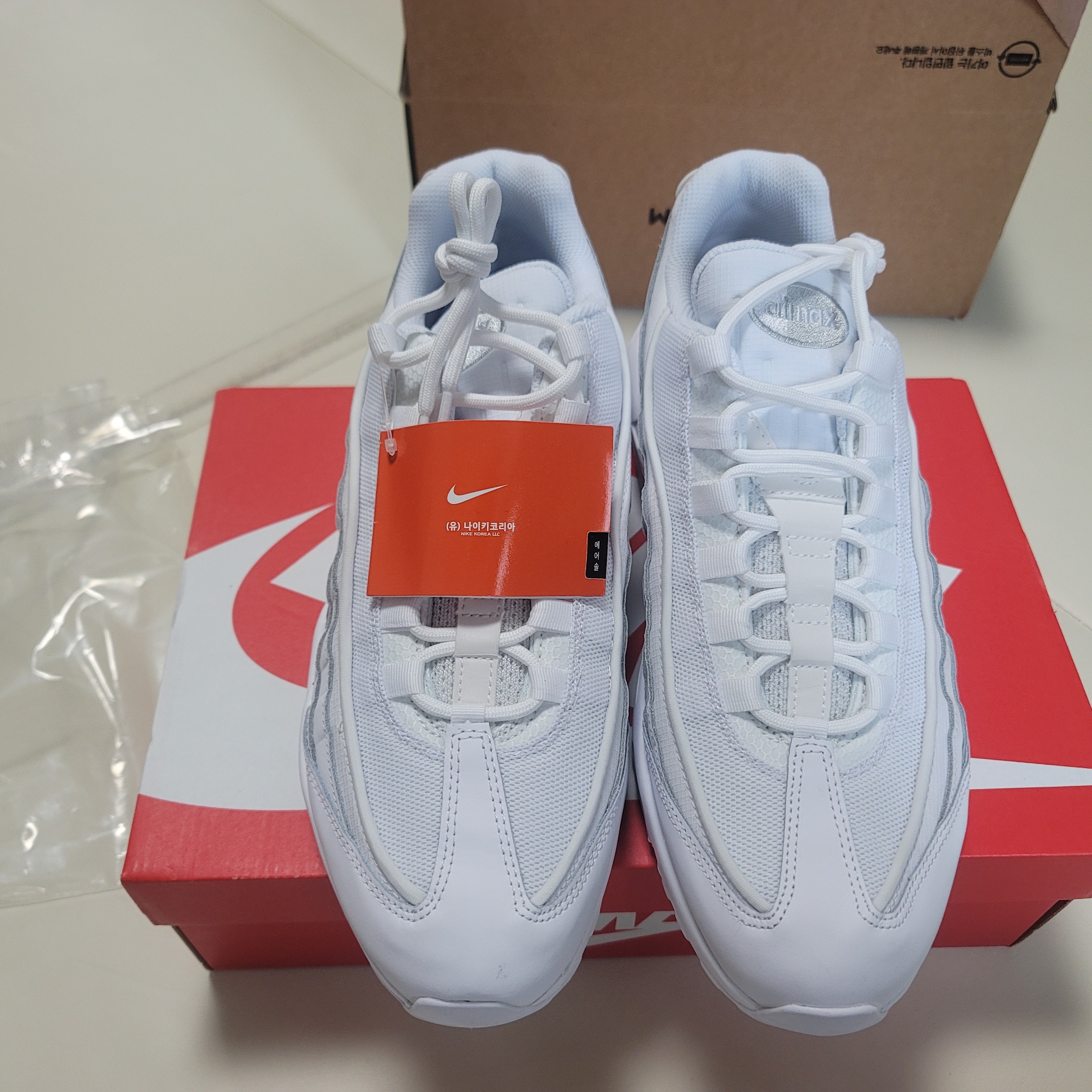 Nike Air Max 95 Essential Triple White 착용 스타일 - 2