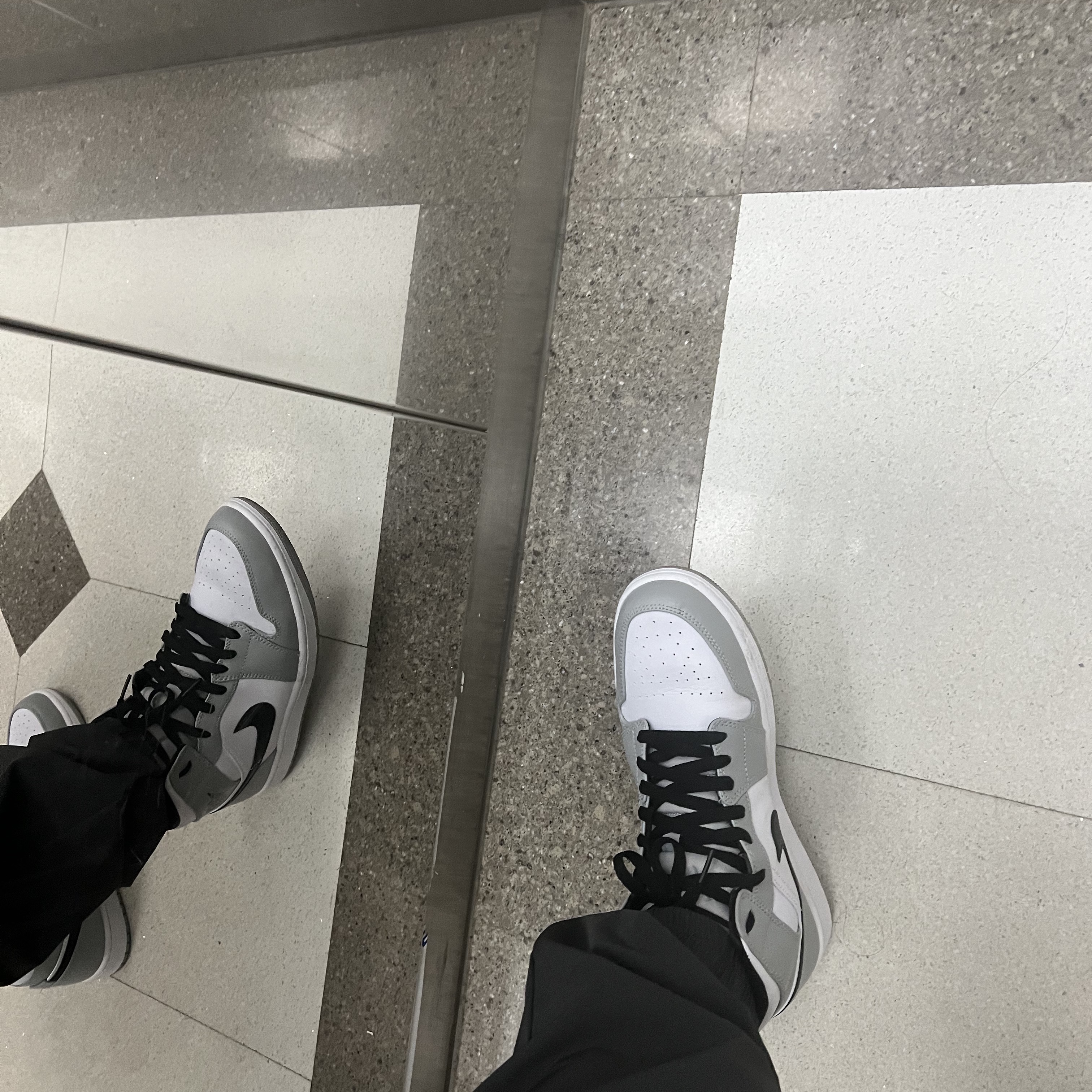 Jordan 1 Mid Light Smoke Grey 착용 스타일