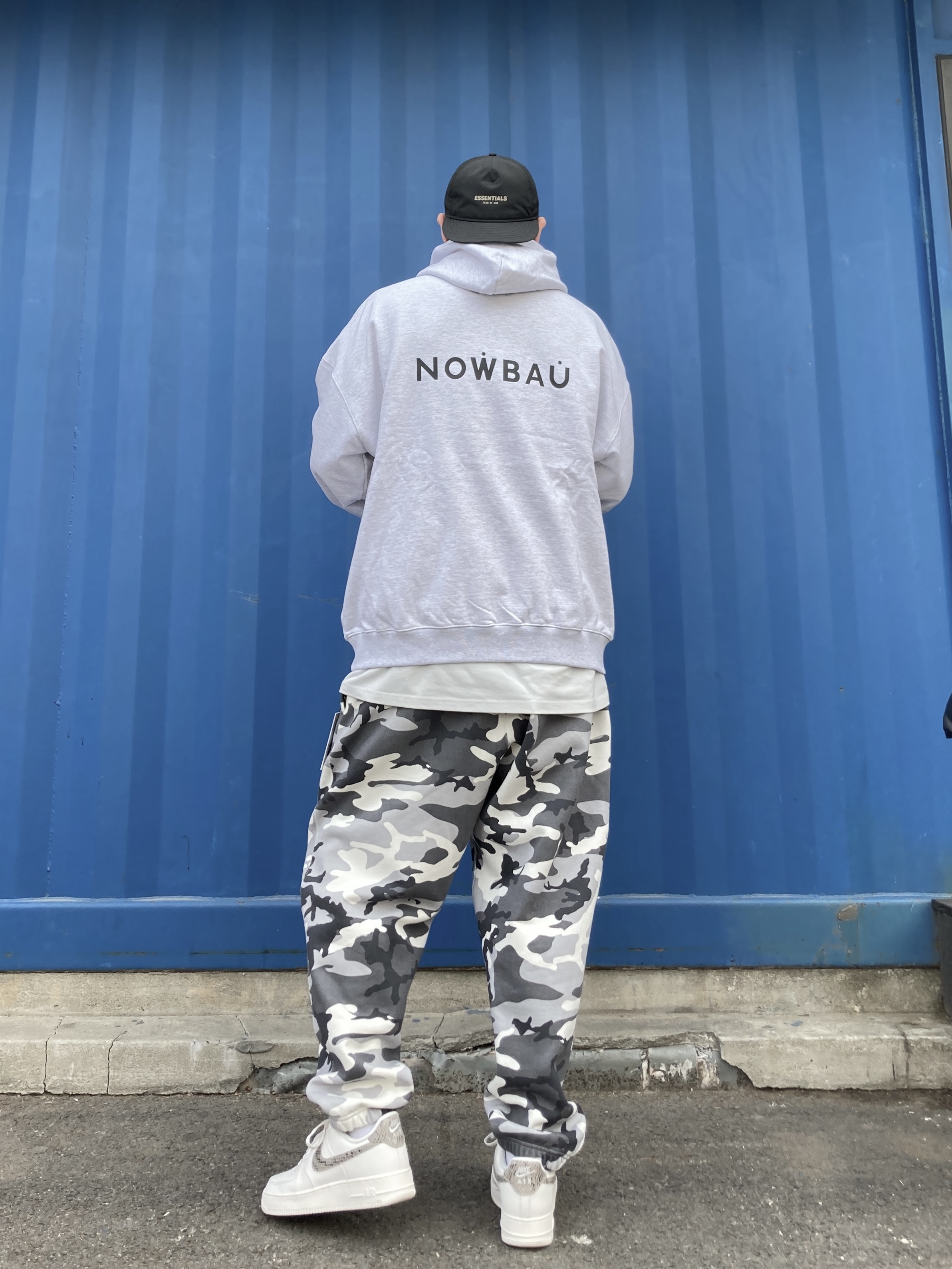 Essentials x New Era Retro Crown Strapback Black, Nike NRG Solo Swoosh Fleece Pants Sail White Camo - US/EU 착용 스타일 - 2