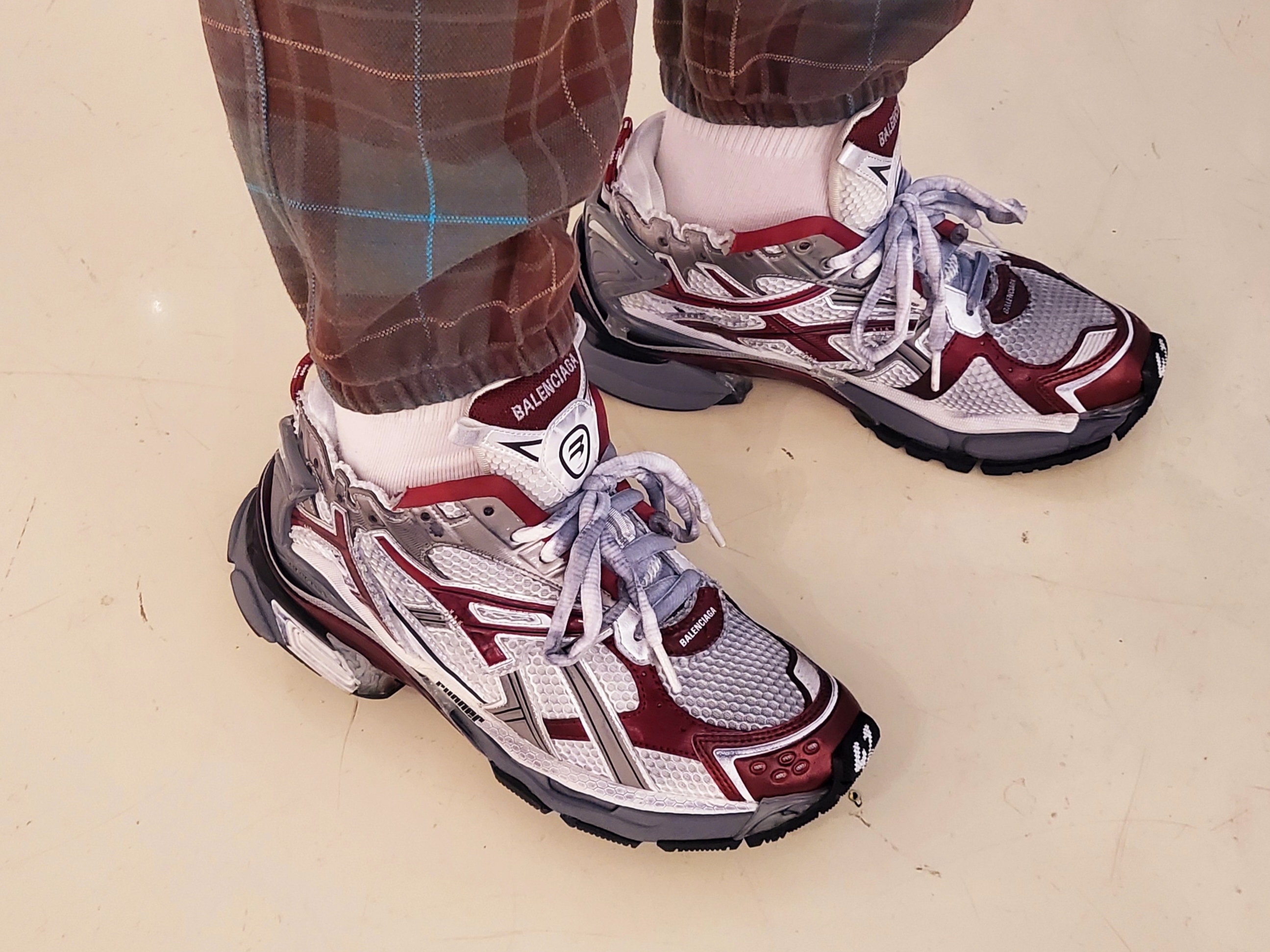Balenciaga Runner Sneakers Grey Burgundy 착용 스타일 - 3