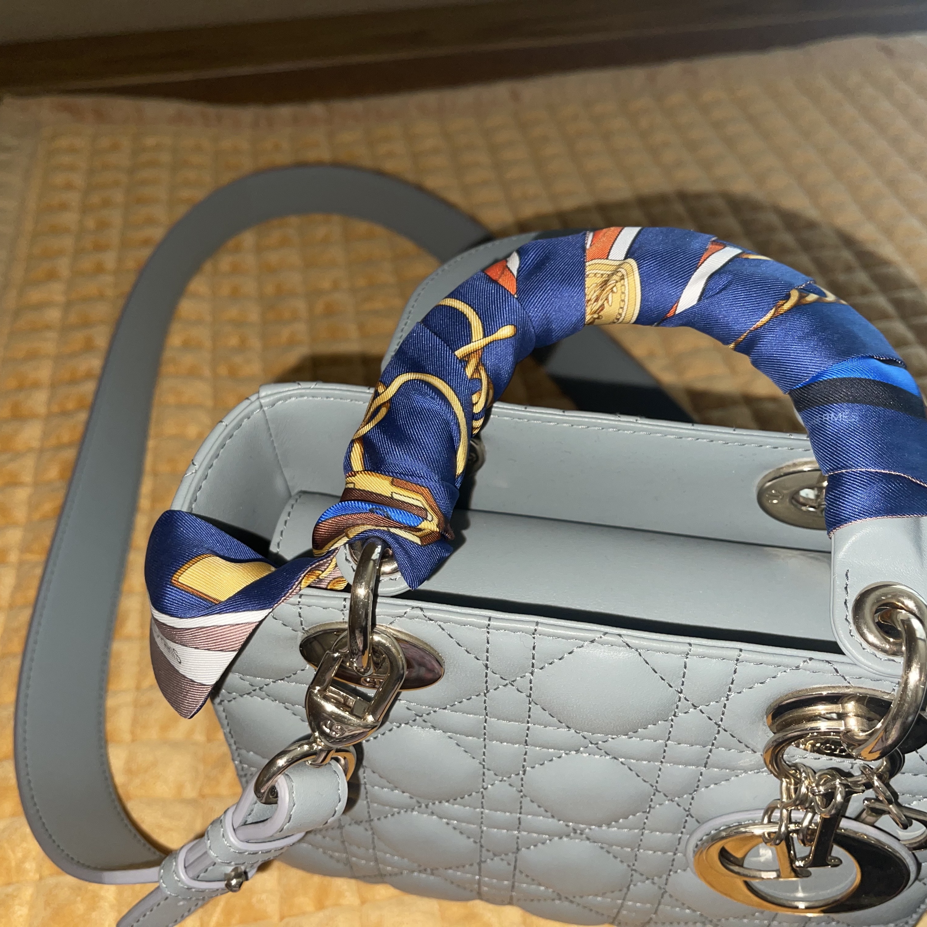 (W) Hermes Grand Tralala Twilly Marron Glace Marine Gold 착용 스타일