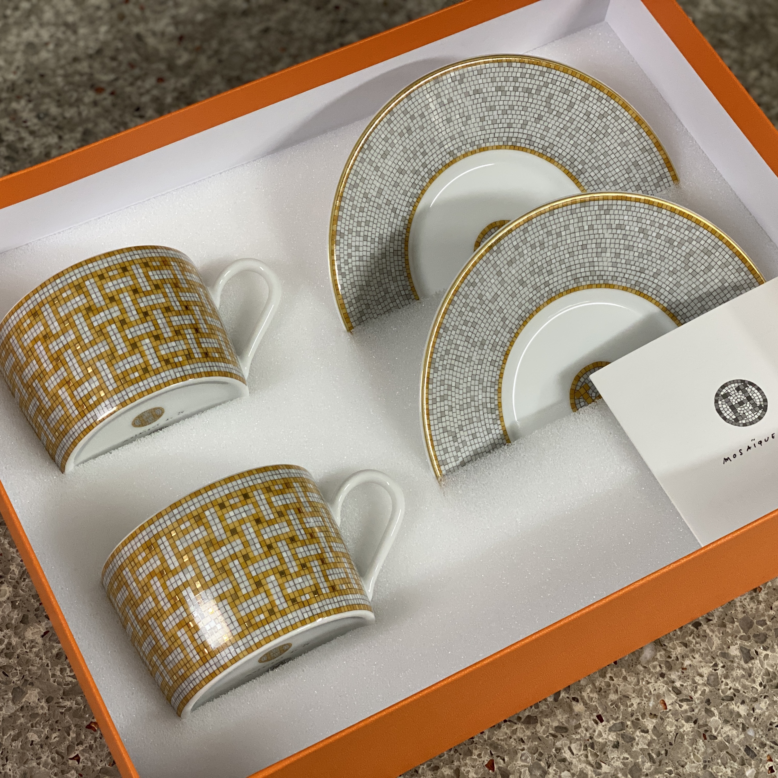 Hermes Mosaique Au 24 Tea Cup & Saucer Gold (Set of 2) 착용 스타일