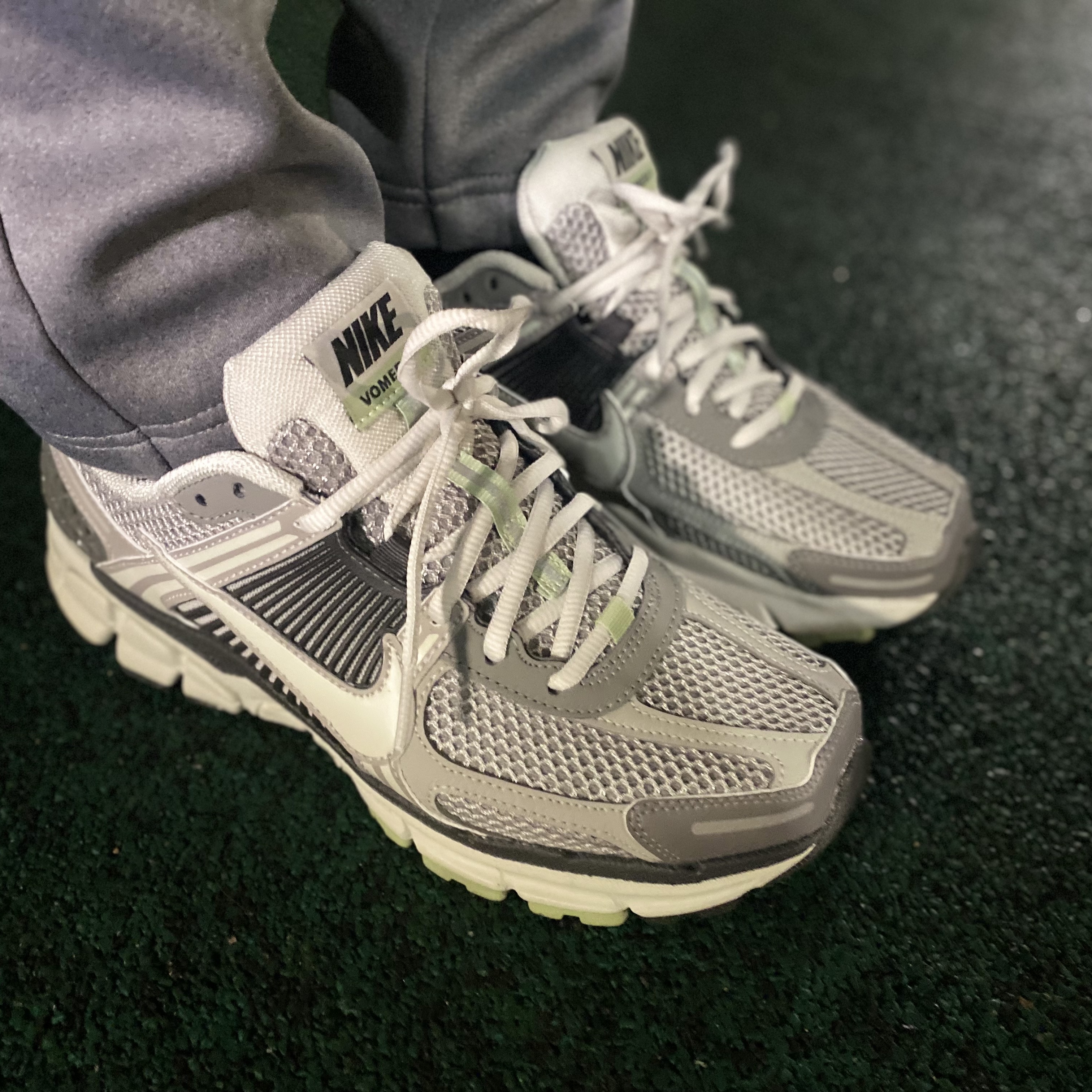 (W) Nike Zoom Vomero 5 Cobblestone and Flat Pewter 착용 스타일 - 1