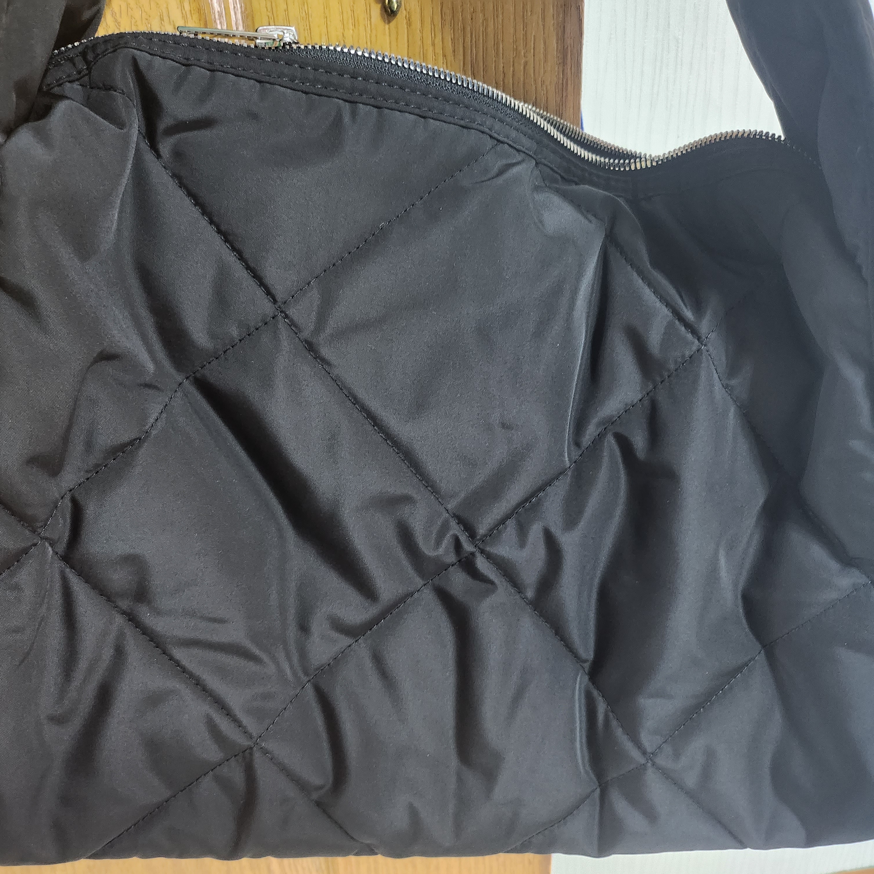 COS Diamond Quilted Hand Bag Black 착용 스타일