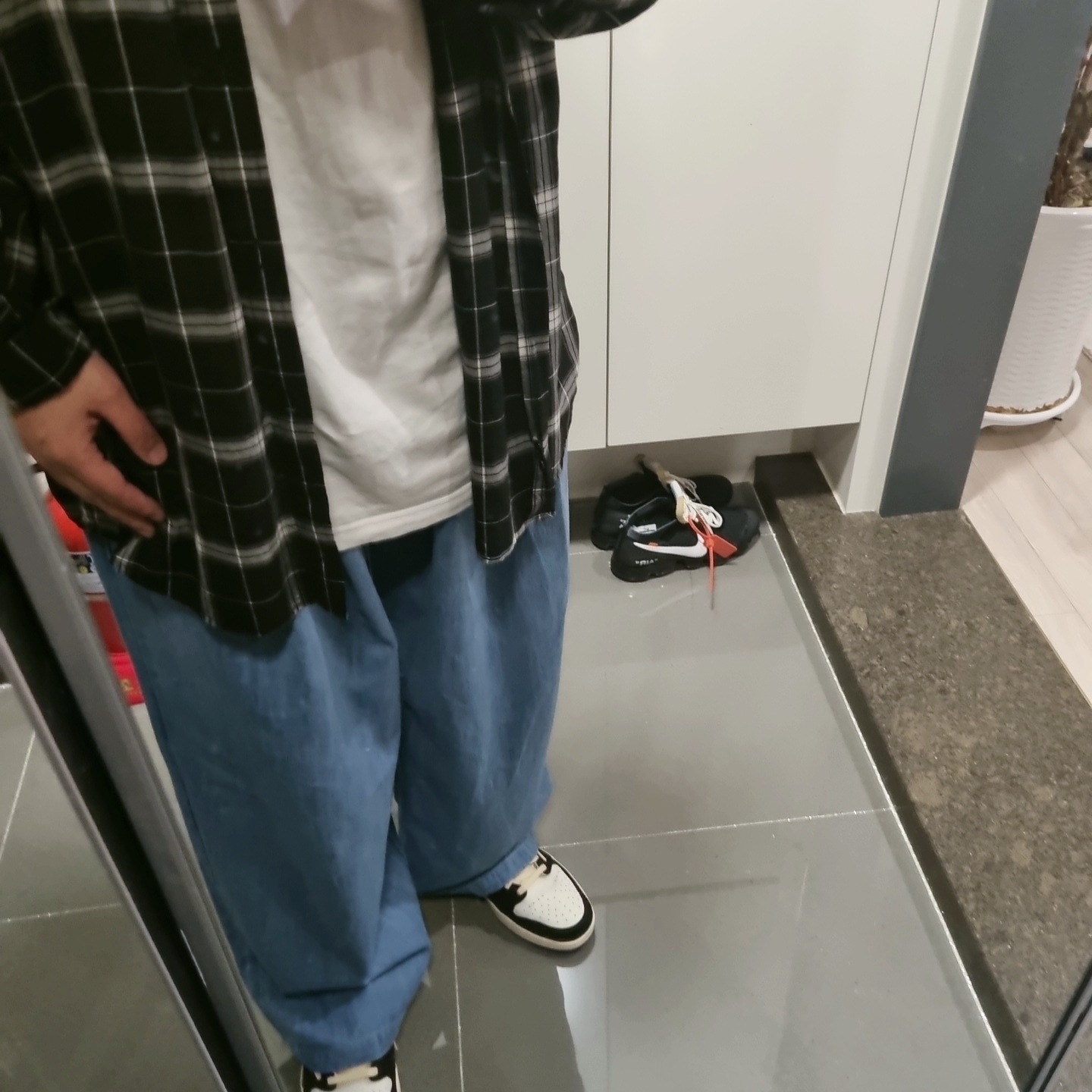 Jordan 1 x Travis Scott x Fragment Retro Low OG SP Military Blue, Nike x Off-White Air VaporMax OG Black The Ten 착용 스타일