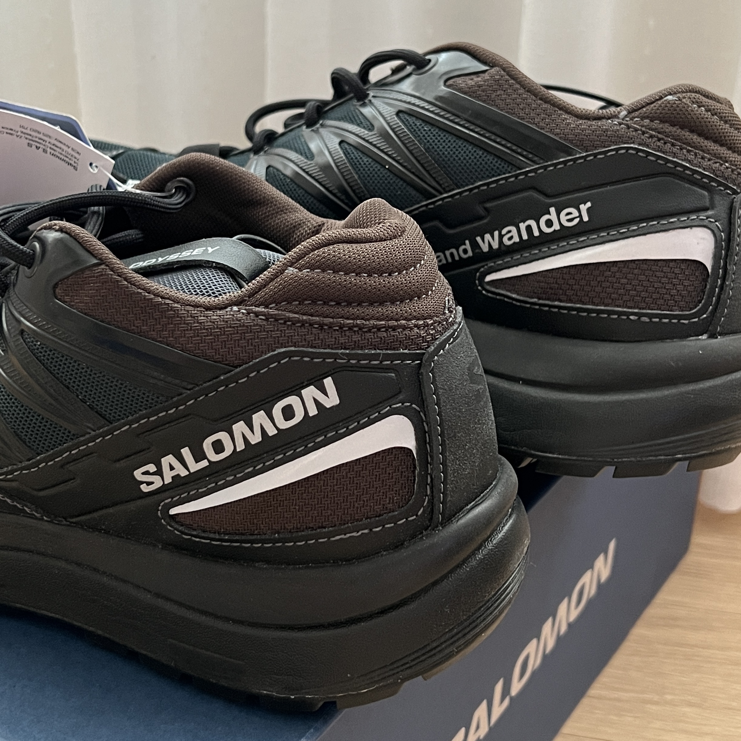 Salomon x And Wander Odyssey 1 Black Scarab 착용 스타일 - 2
