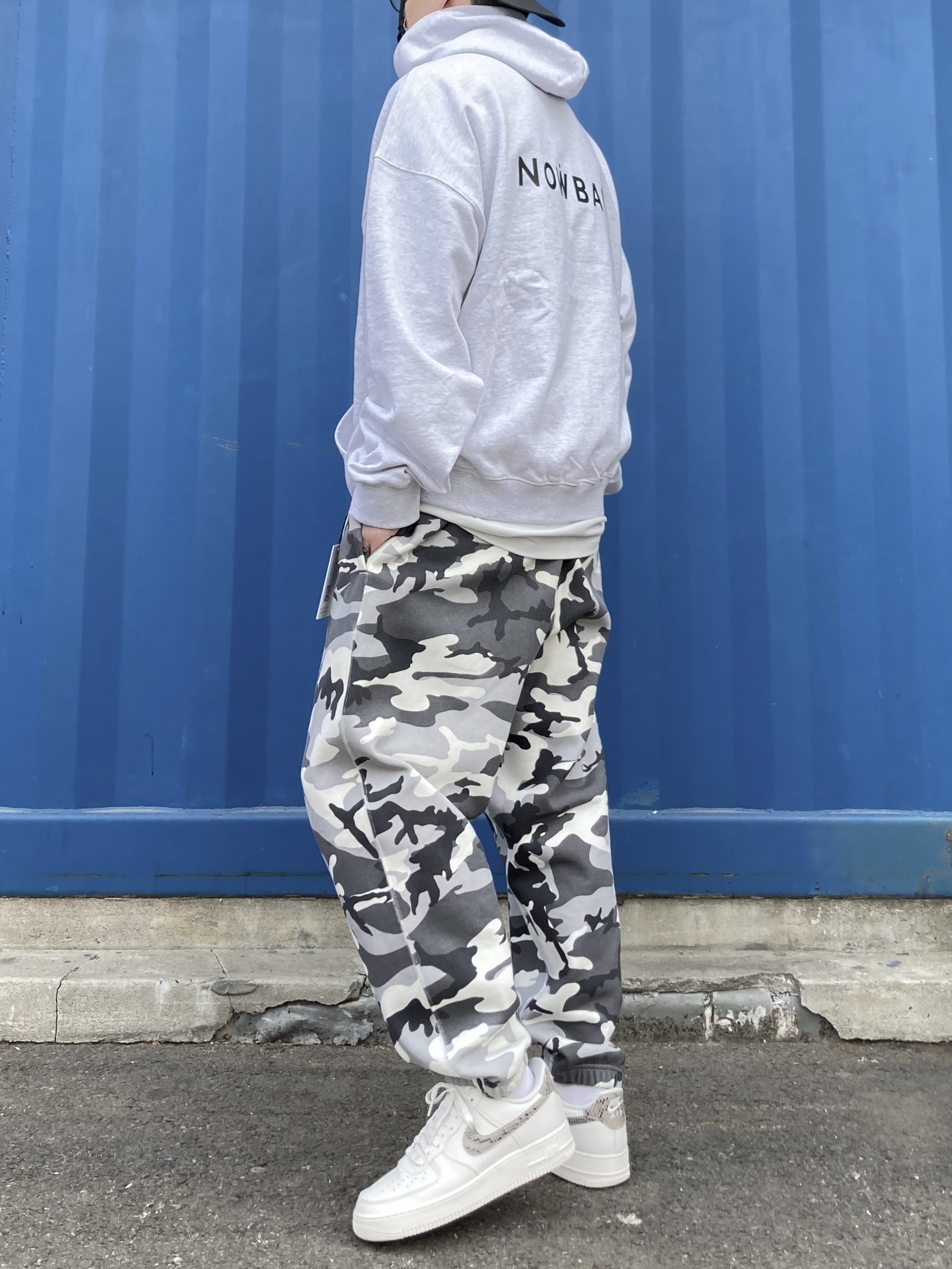 Essentials x New Era Retro Crown Strapback Black, Nike NRG Solo Swoosh Fleece Pants Sail White Camo - US/EU 착용 스타일 - 5