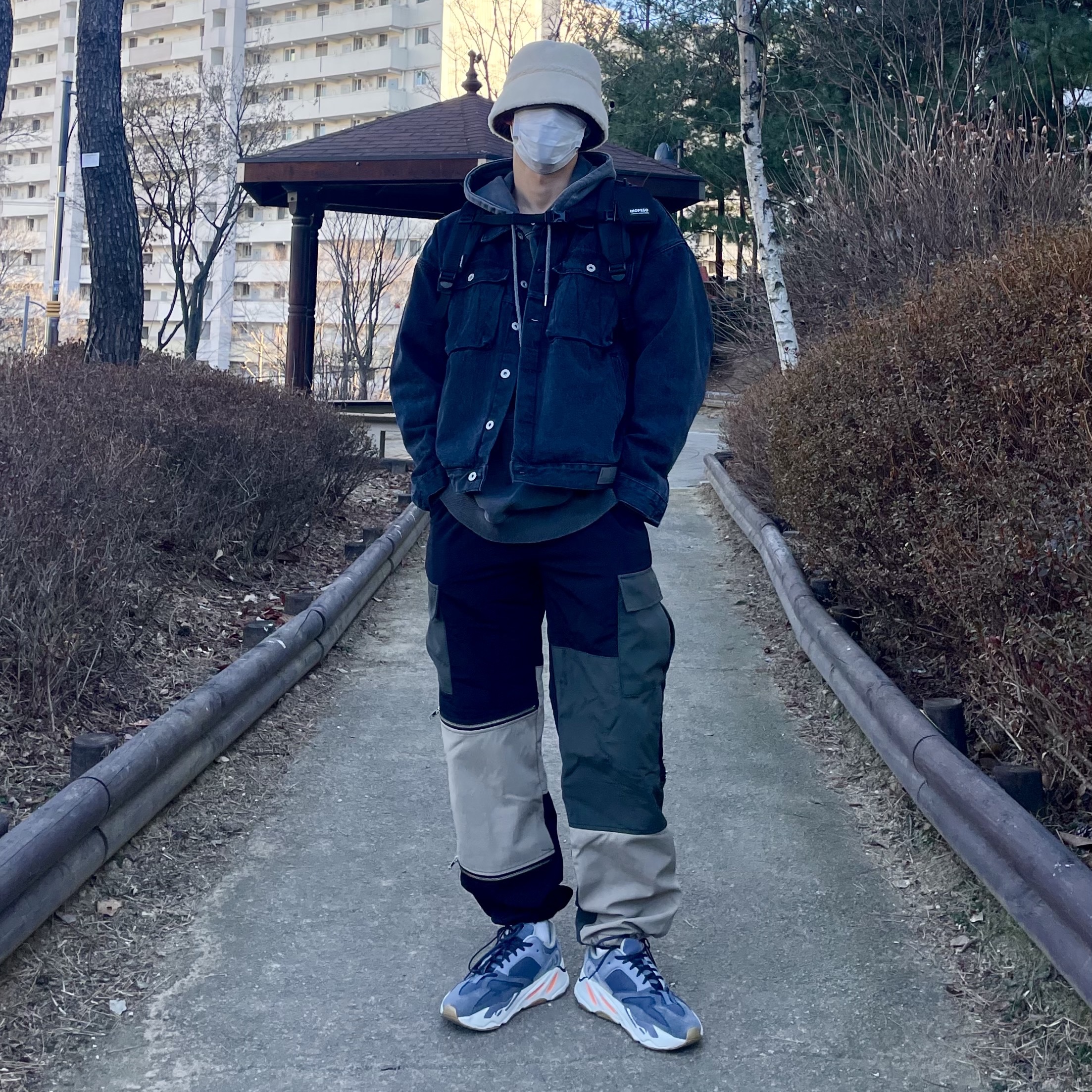 Adidas Yeezy Boost 700 Magnet 착용 스타일