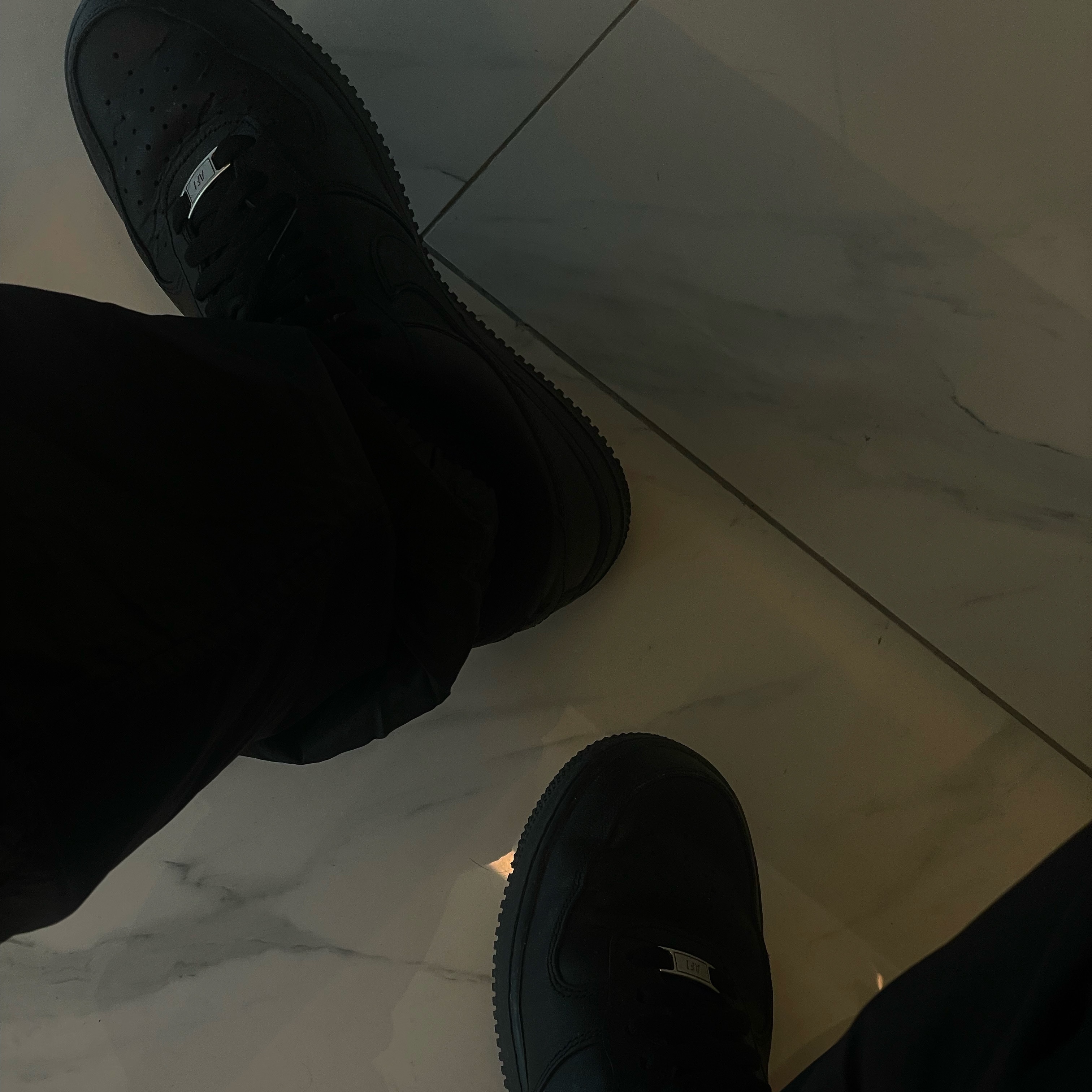 Nike Air Force 1 '07 Low Triple Black 착용 스타일 - 1