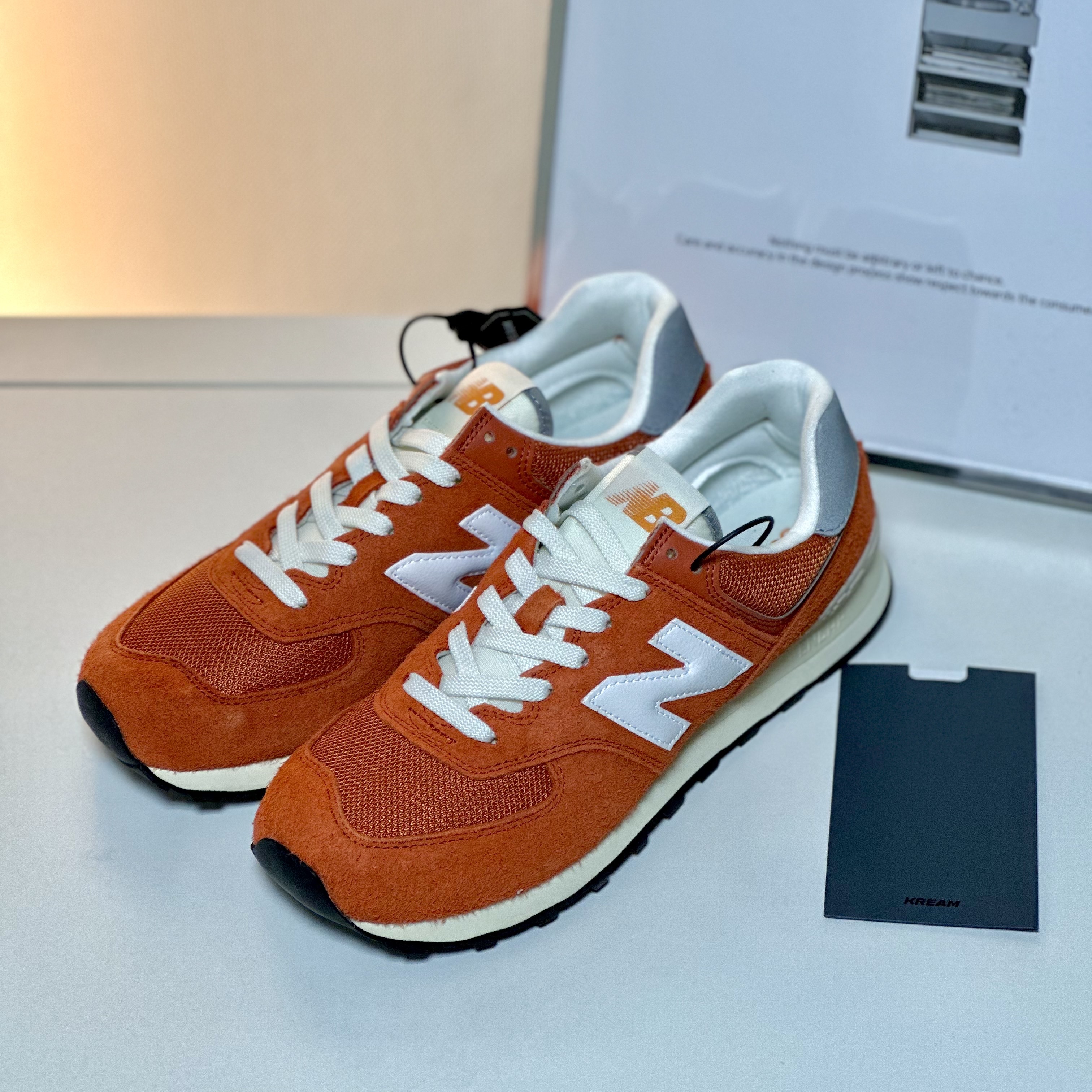 New Balance 574 Heritage Orange Burst White 착용 스타일